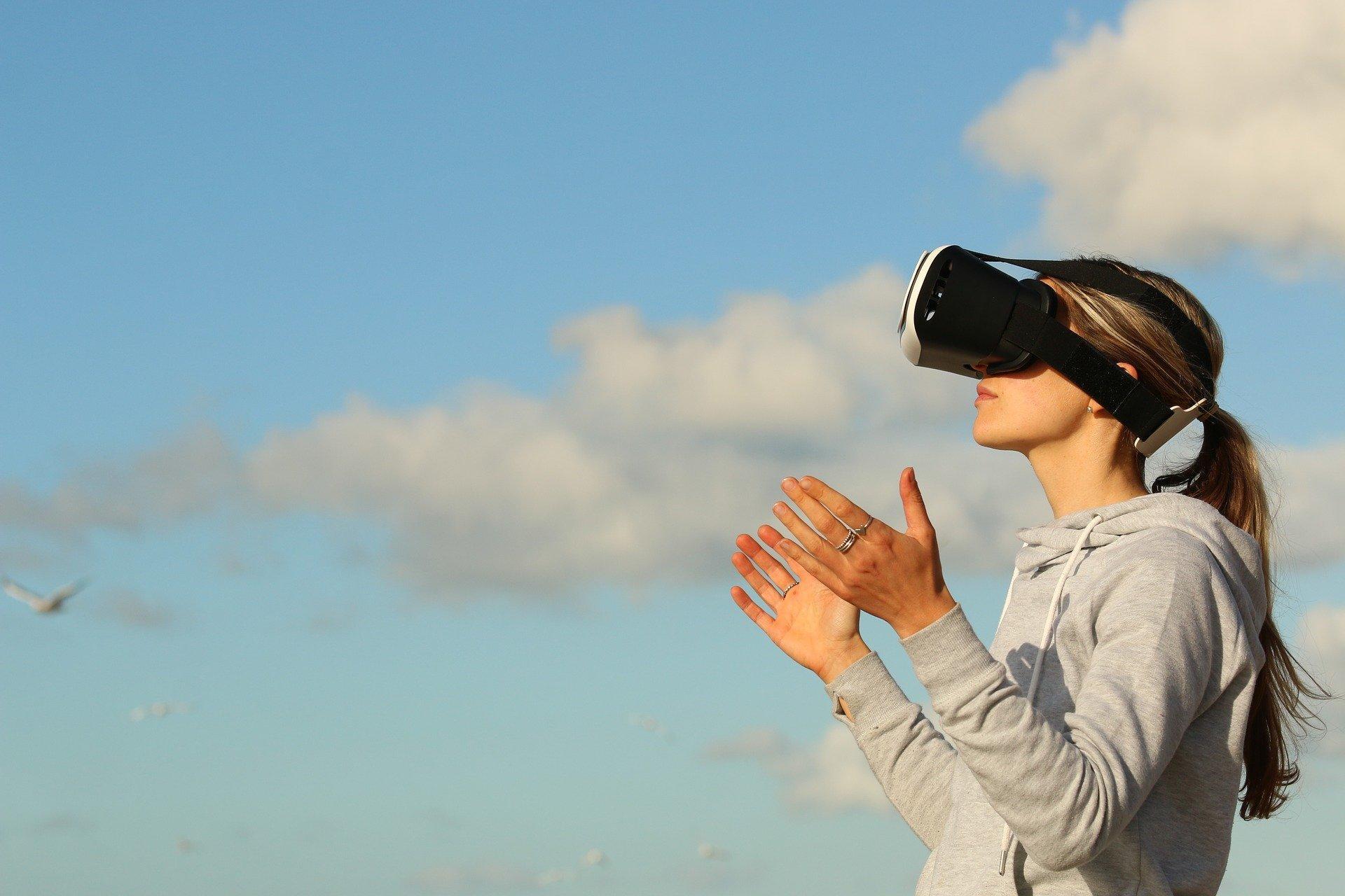 Vrouw heeft VR bril op