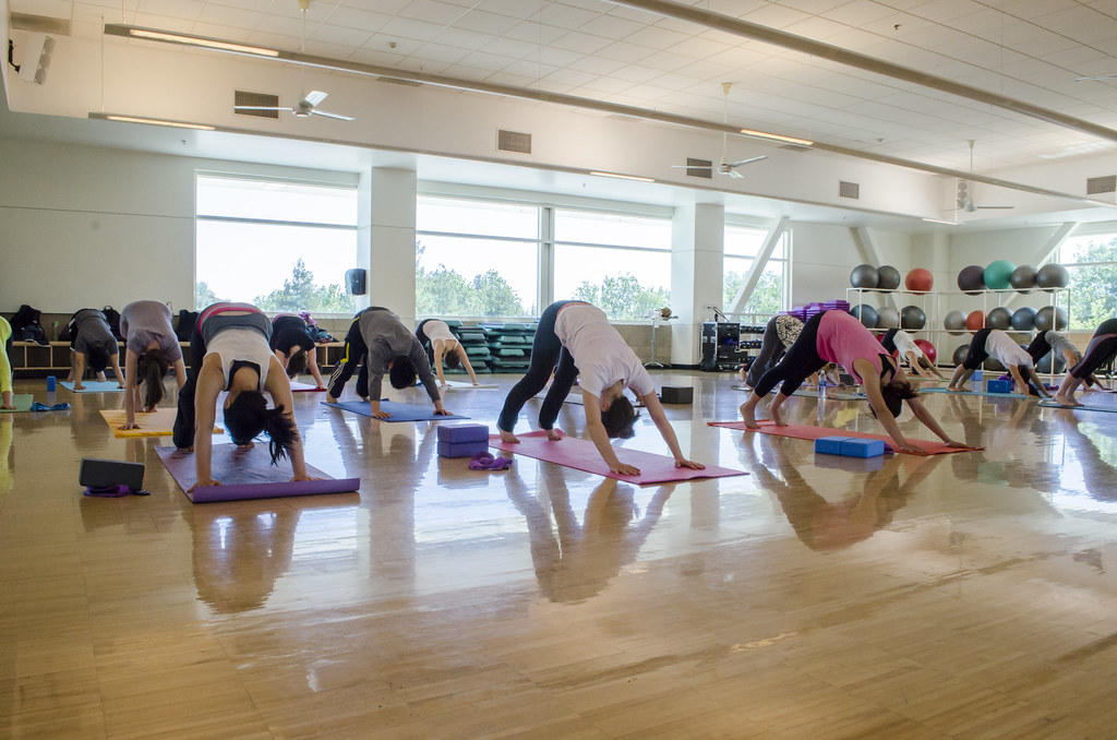 Je kunt yoga doen door alleen houdingen aan te nemen