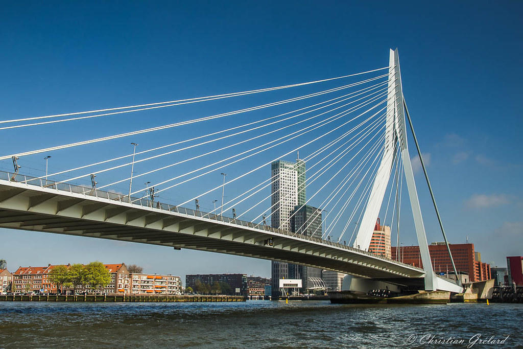 Deze brug in Rotterdam wordt ook wel de Zwaan genoemd
