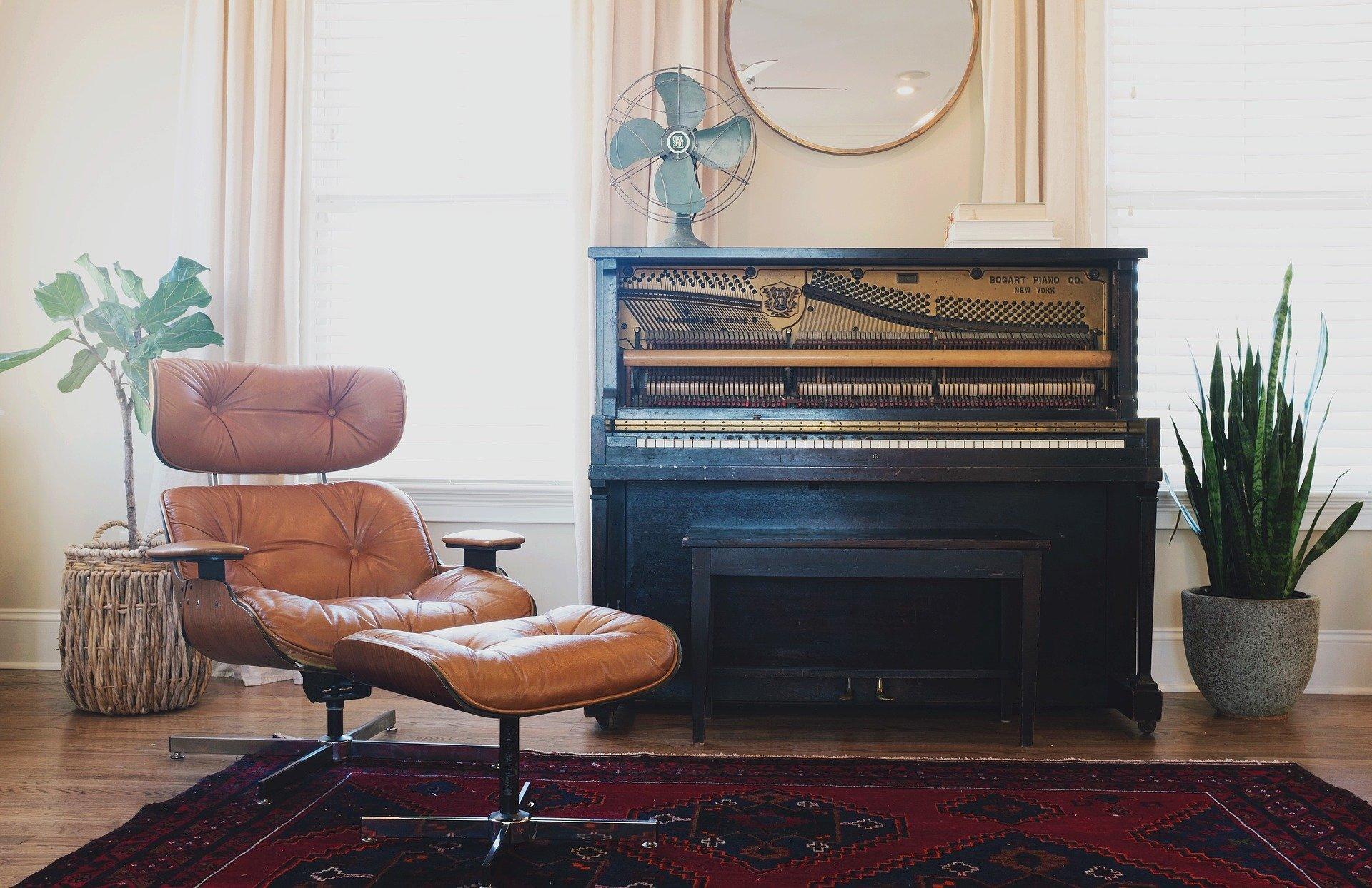 Piano in een woonkamer