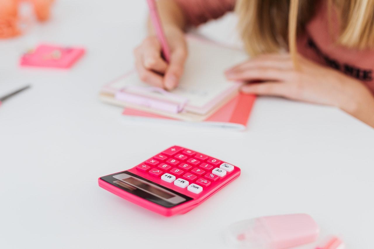 Meisje maakt huiswerk.