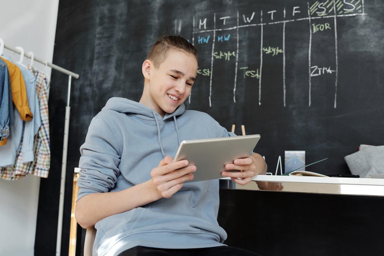 Student doet wiskunde online.