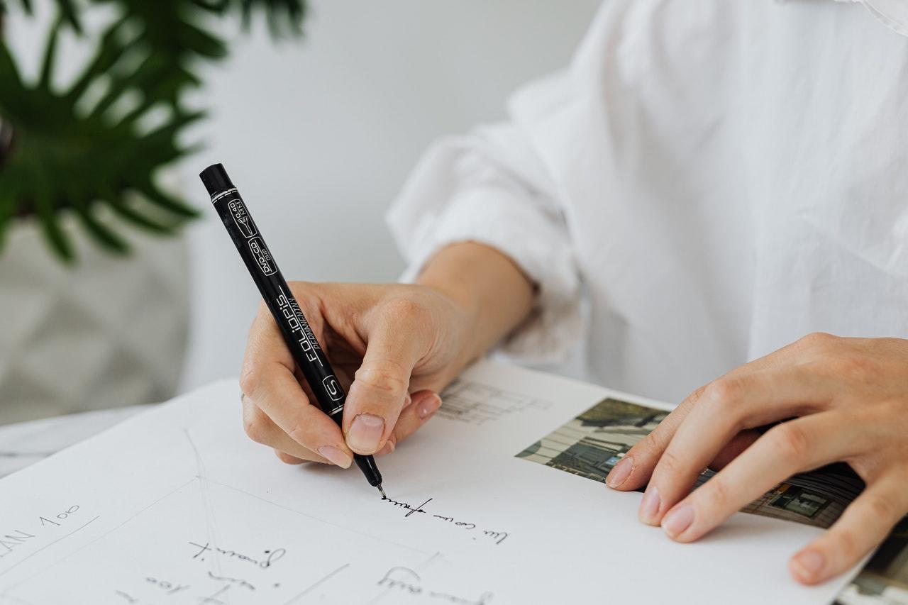 Een meisje doet wiskunde huiswerk.