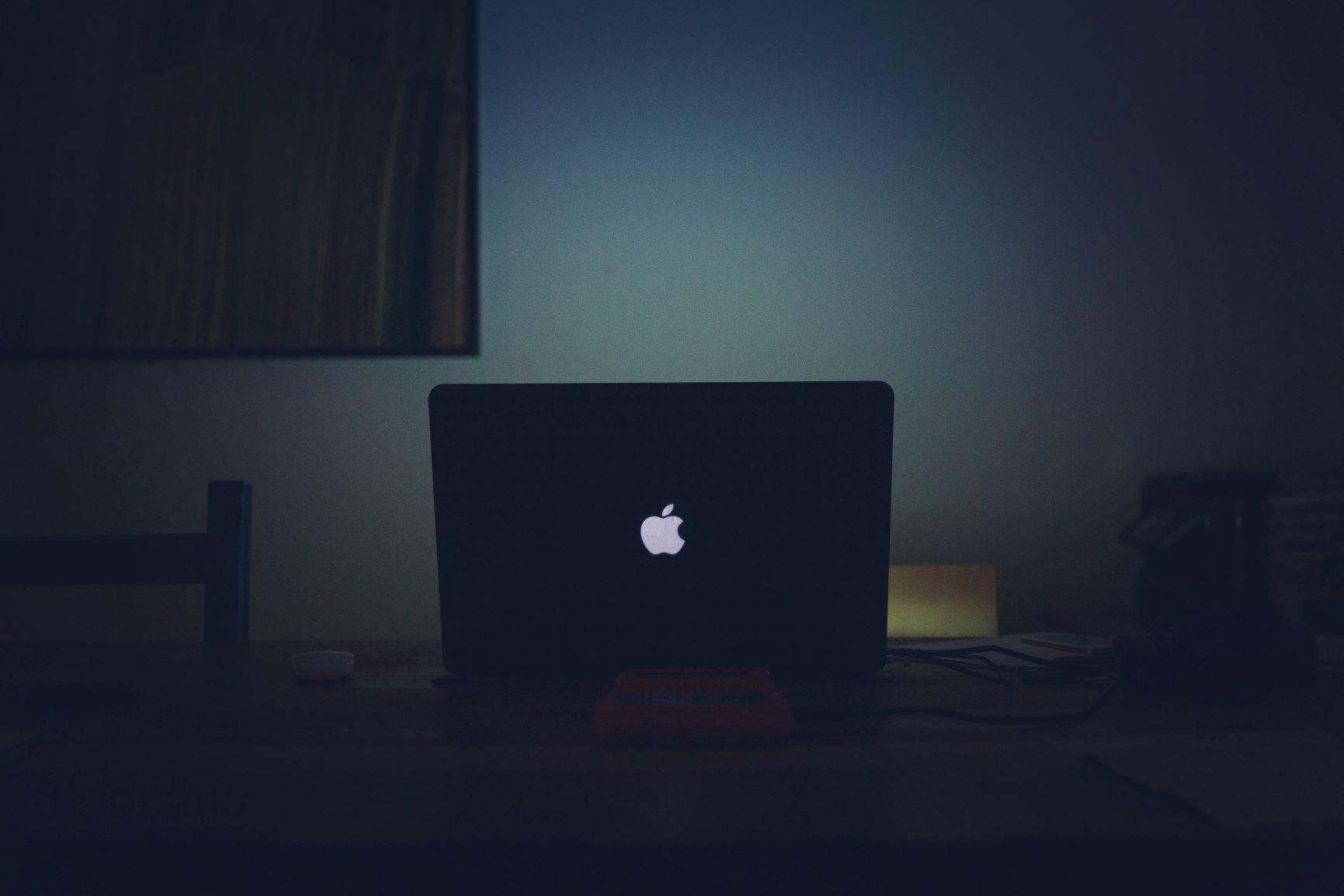 's Nachts op de laptop werken