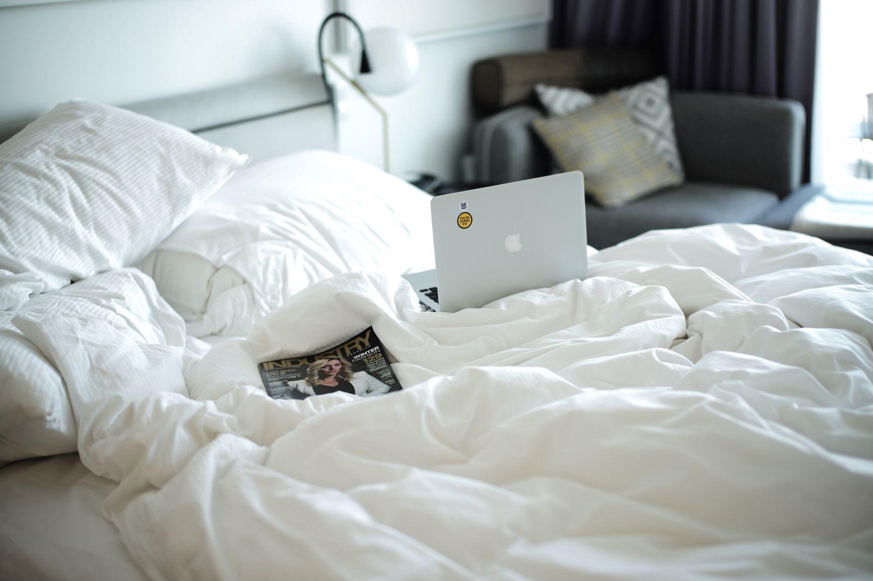 Laptop op bed