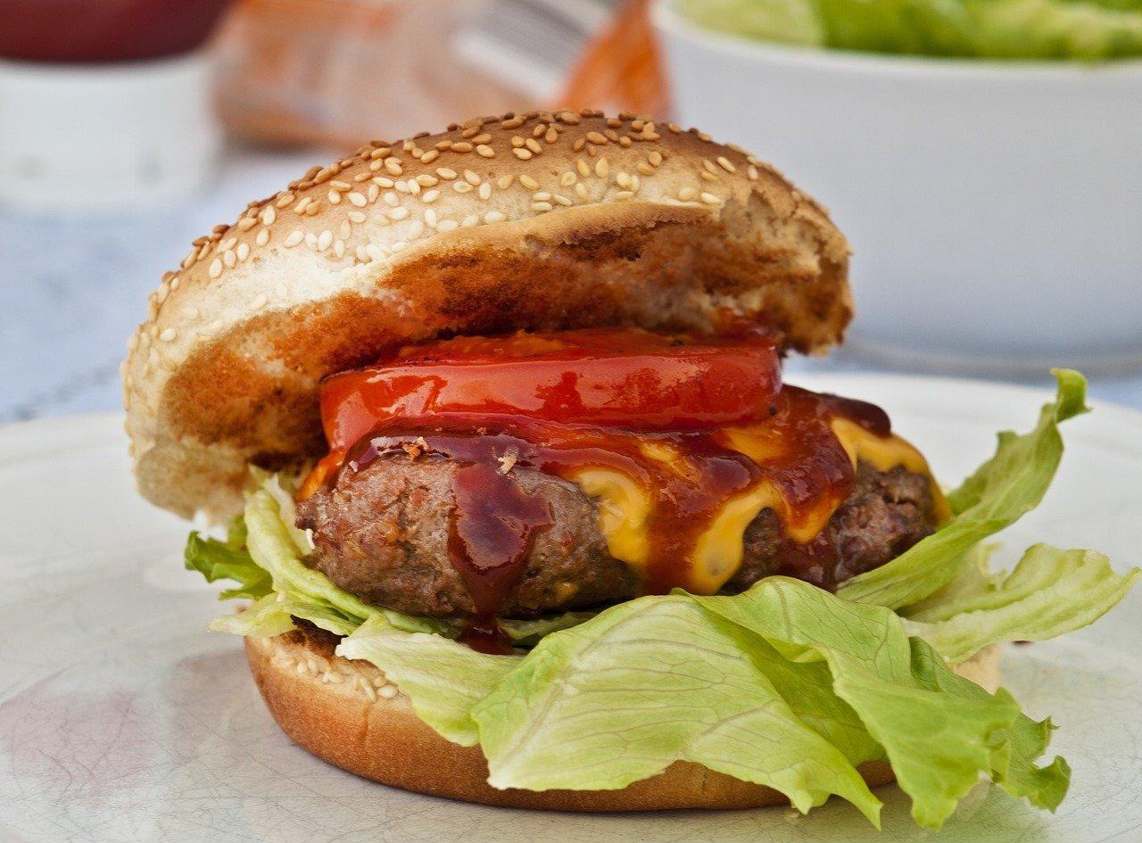 Broodje hamburger met vlees, sla, tomaat en een klodder saus