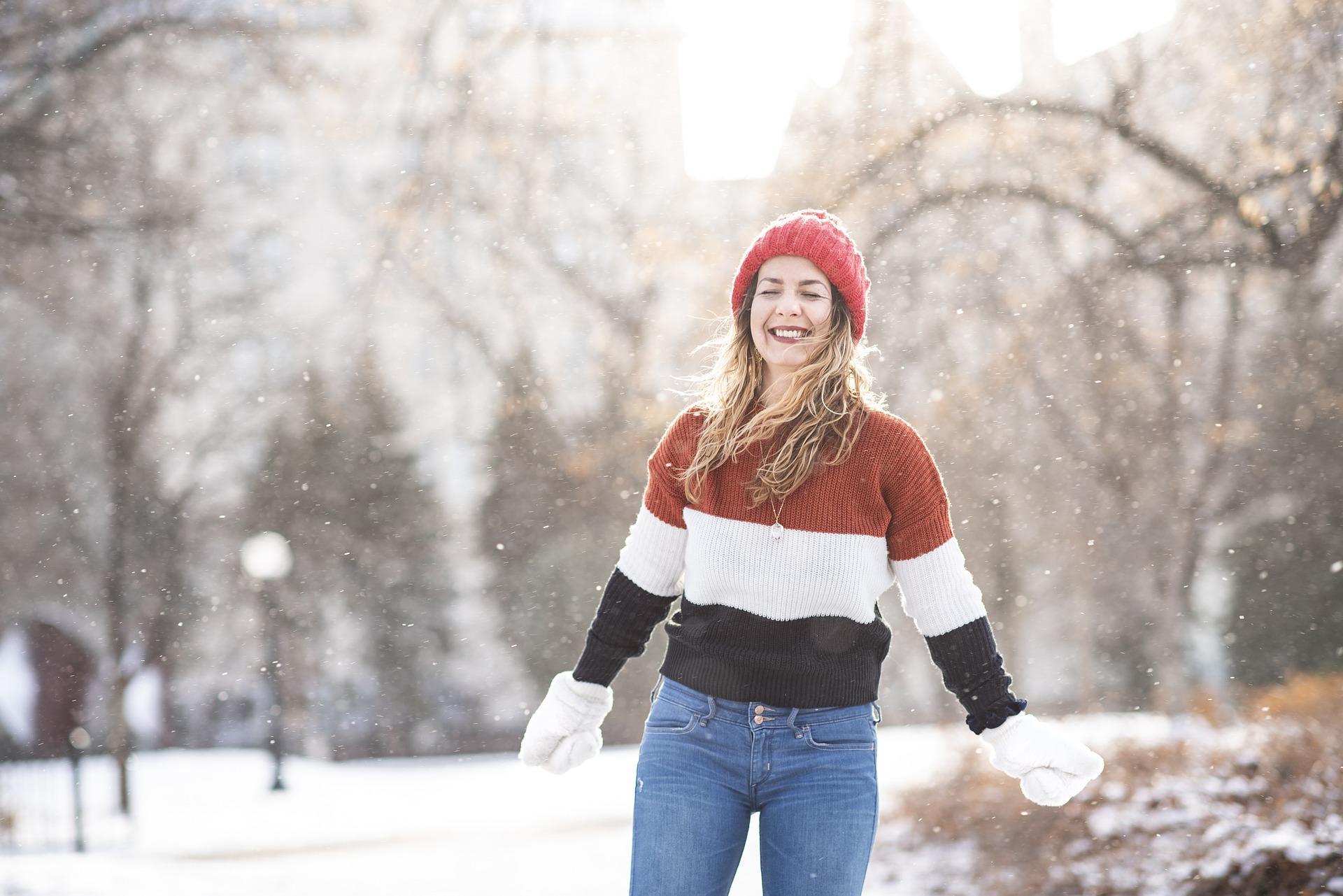 Gelukkige vrouw in de sneeuw