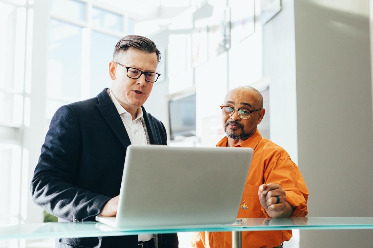 Twee mannen en een pc
