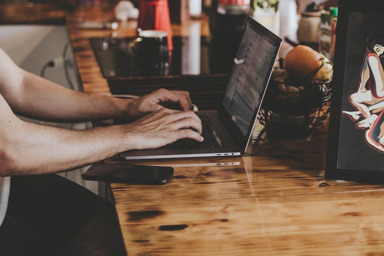Man werkt op de laptop
