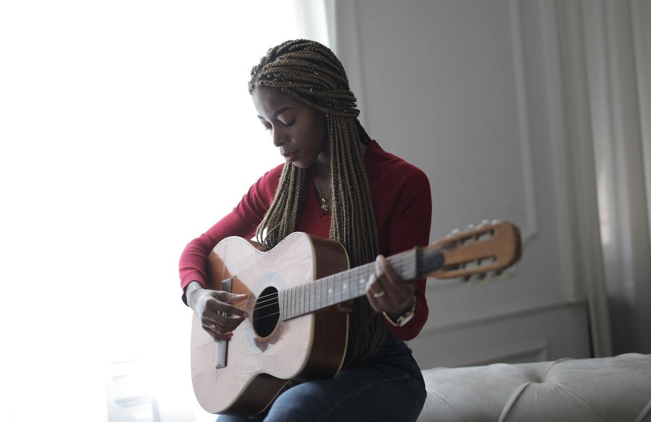 Een meisje speelt gitaar.