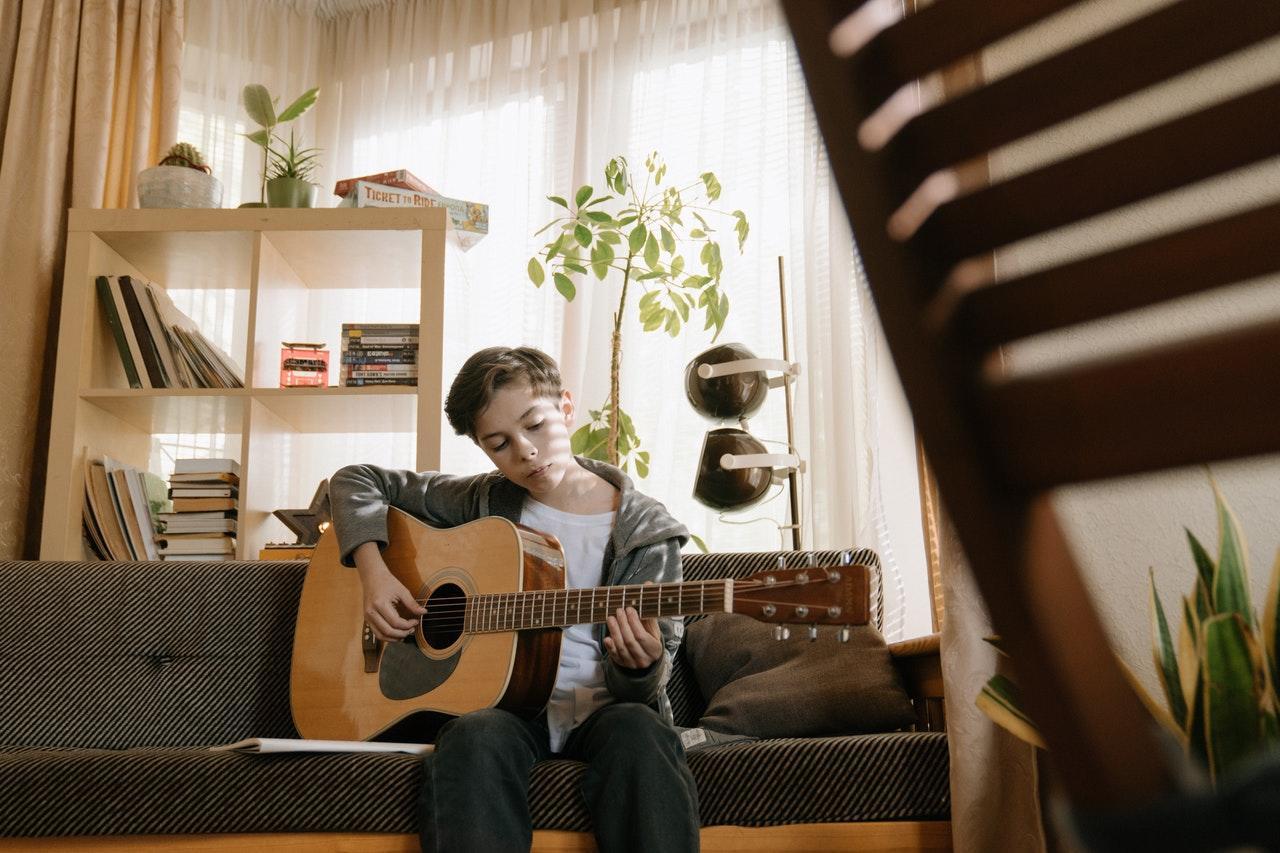 Jongen speelt gitaar
