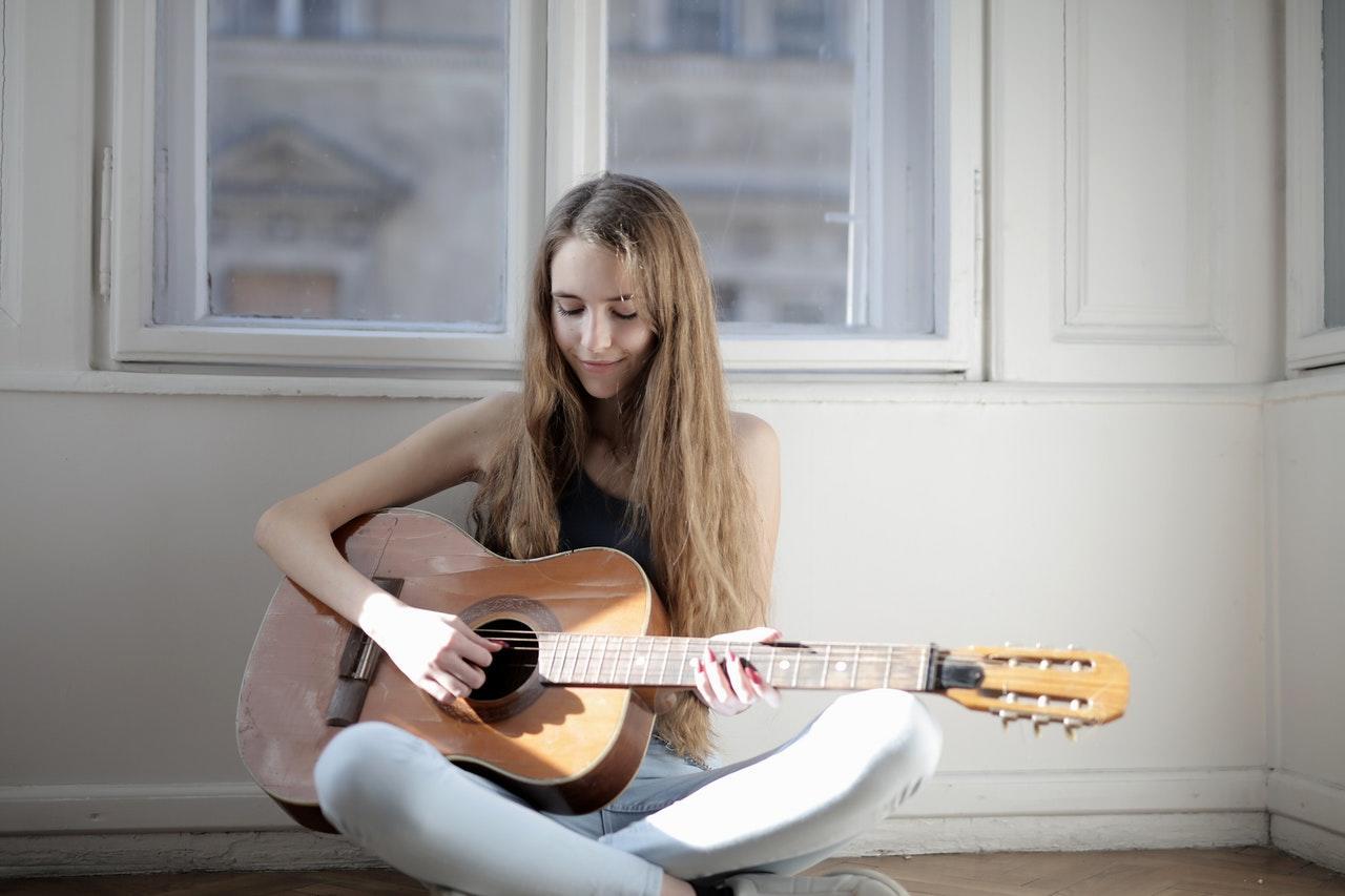 Meisje speelt gitaar