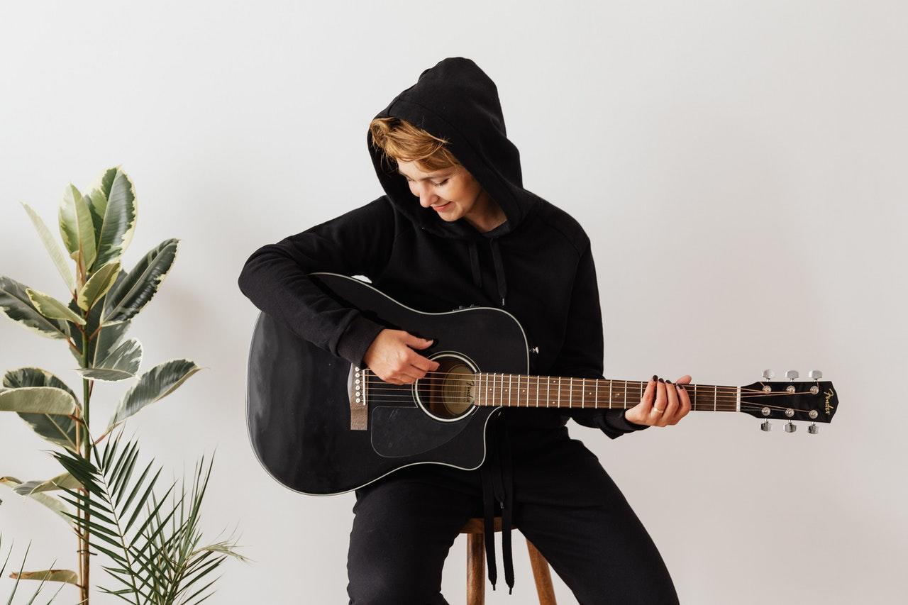 Jongen speelt gitaar