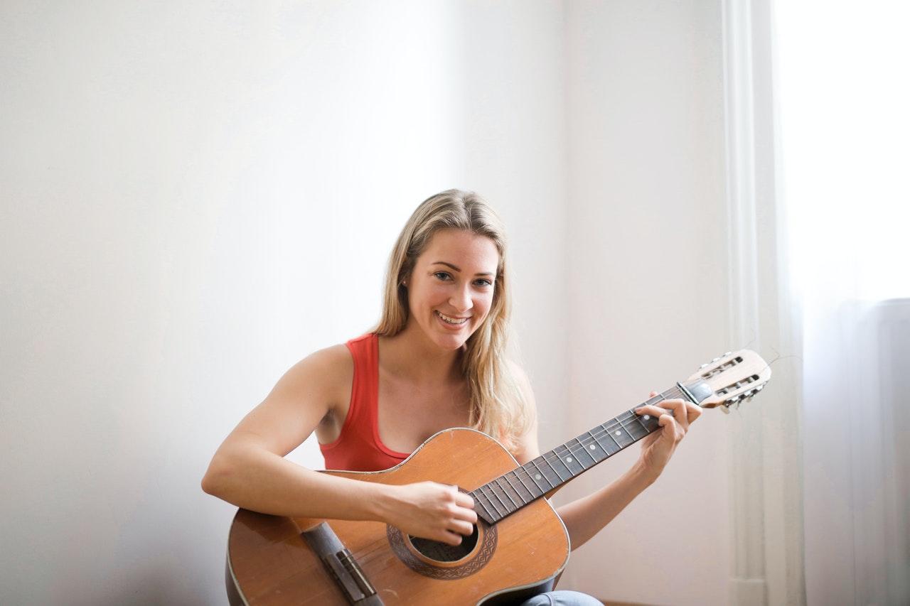Vrouw speelt gitaar