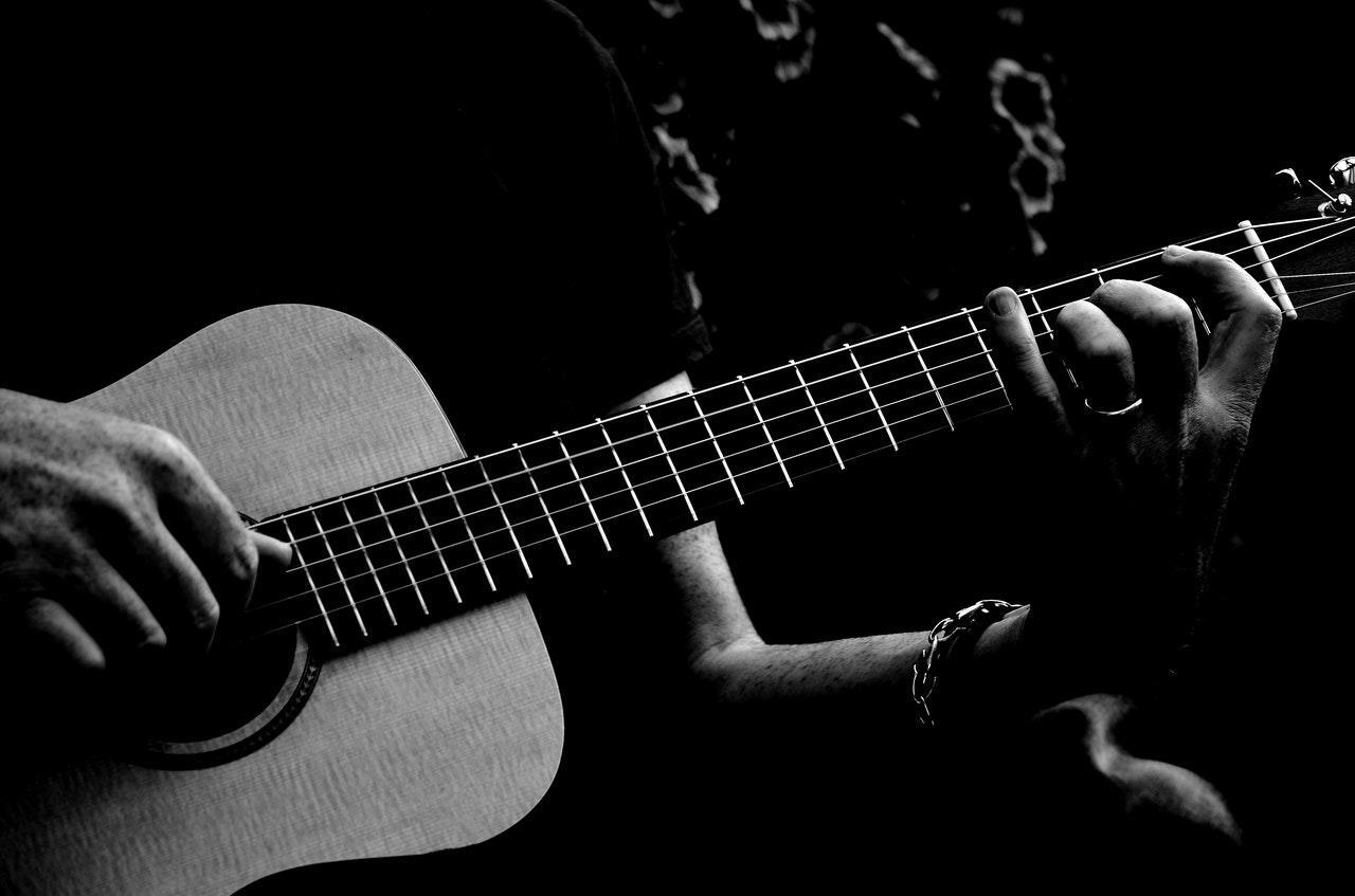 Spelen op de gitaar