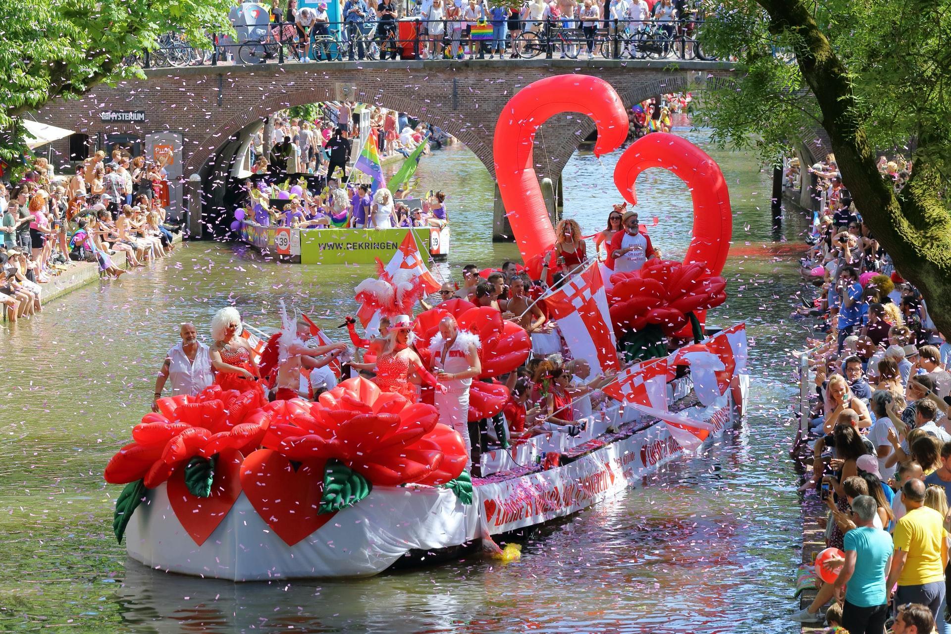 Utrecht Canal Pride, dansen op een boot.