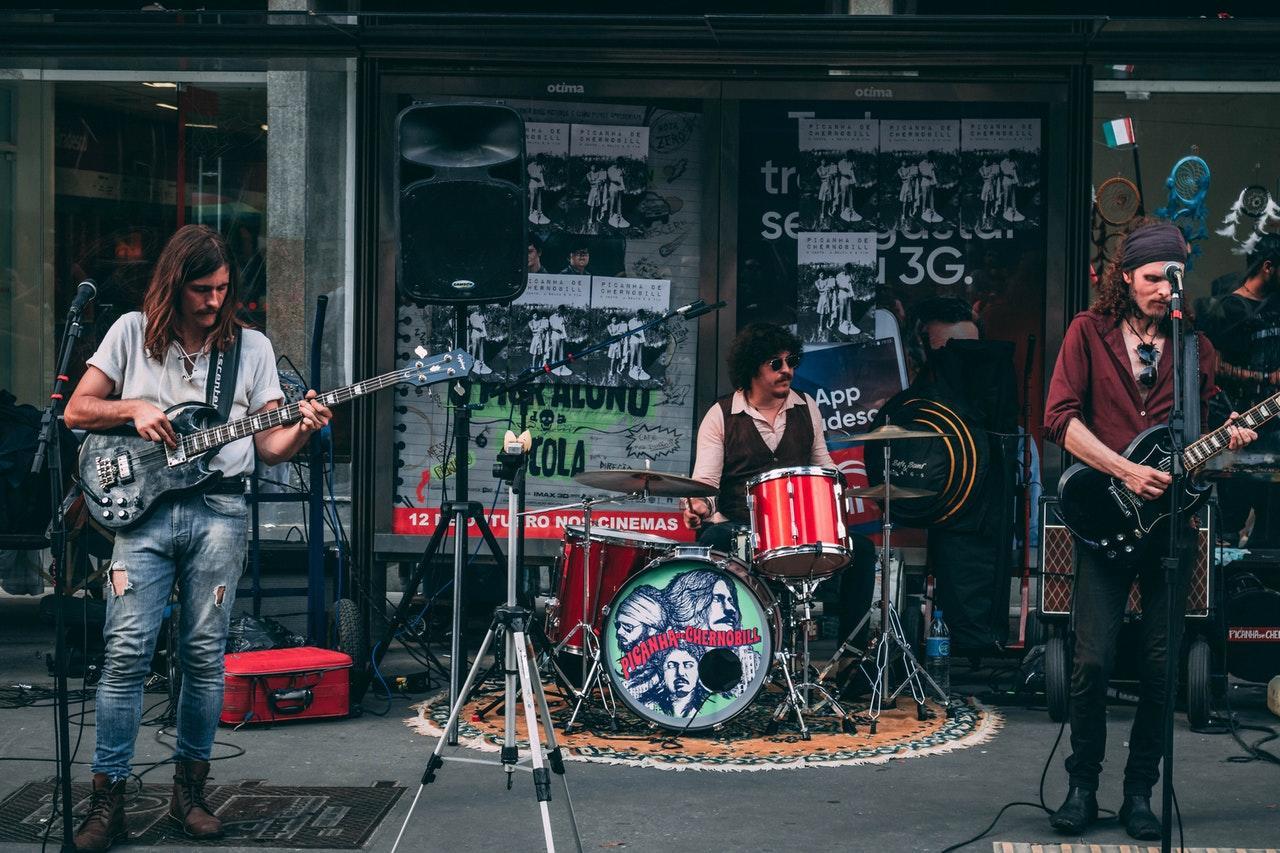 Een drummer en zijn band