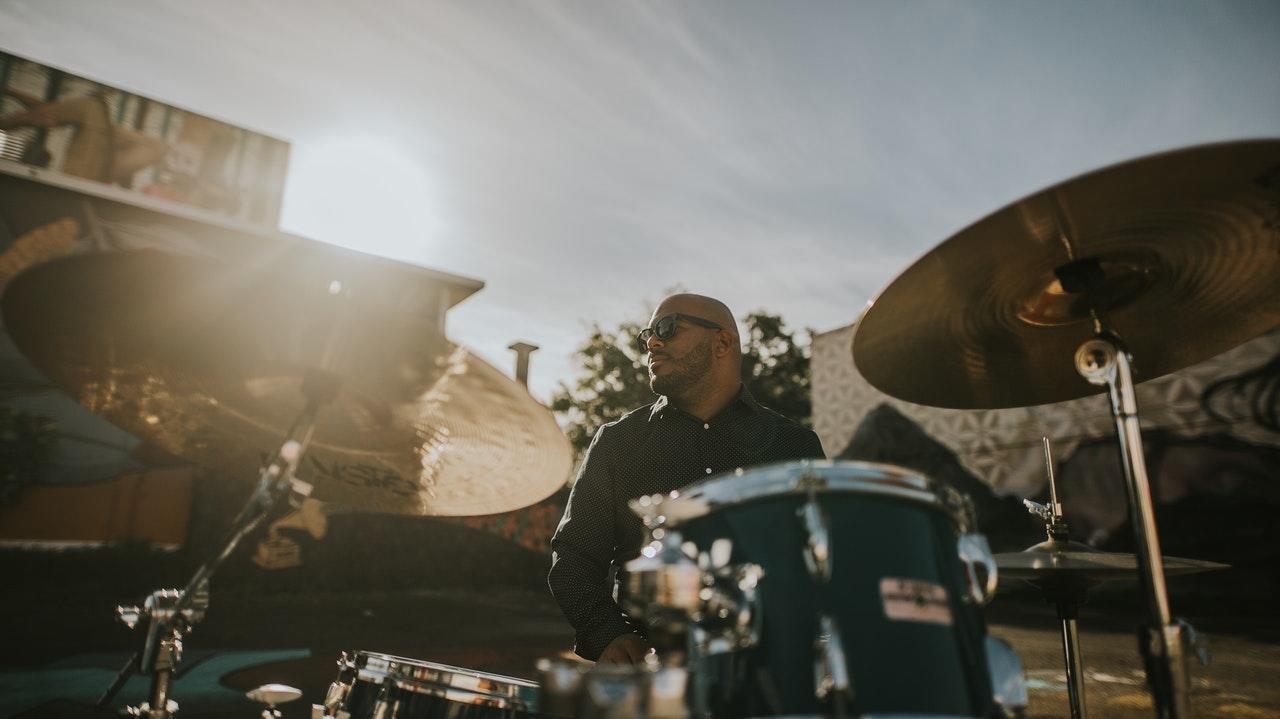 Een drummer in de zon