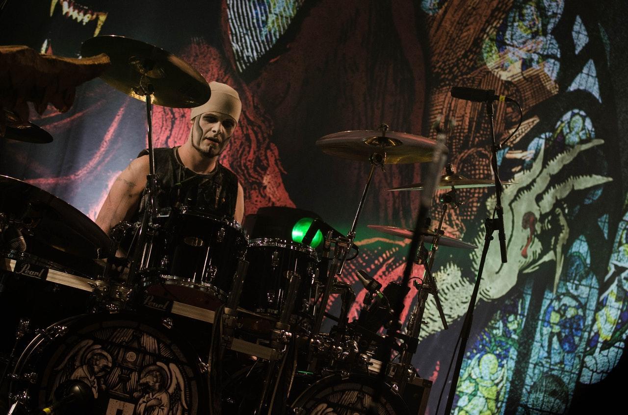 Een metal drummer.