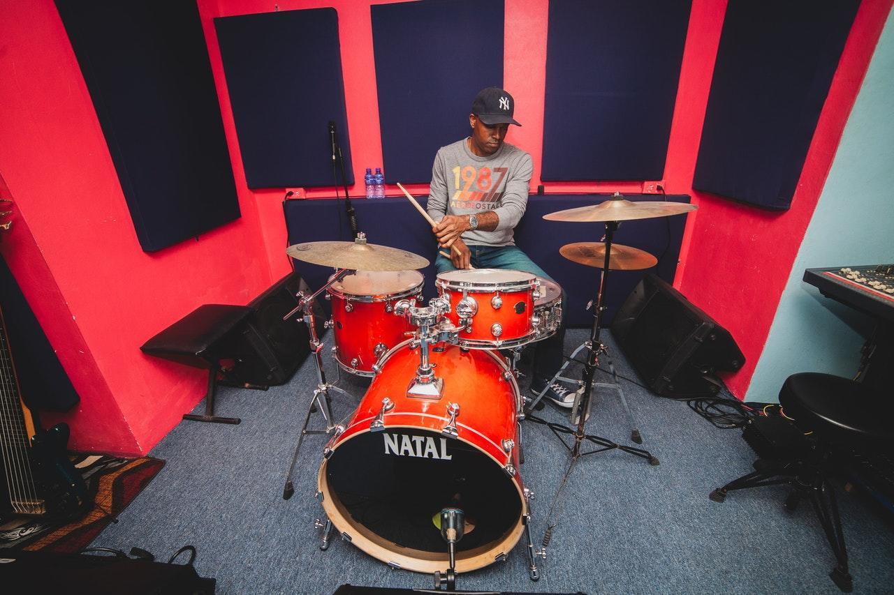 Een drummer in de studio!