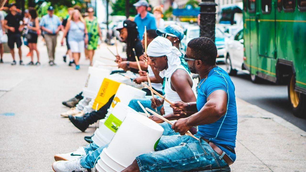 Afrikanen op trommels