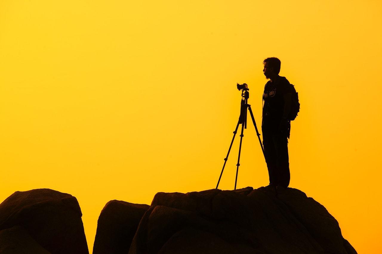 Een fotograaf bij de zonsondergang