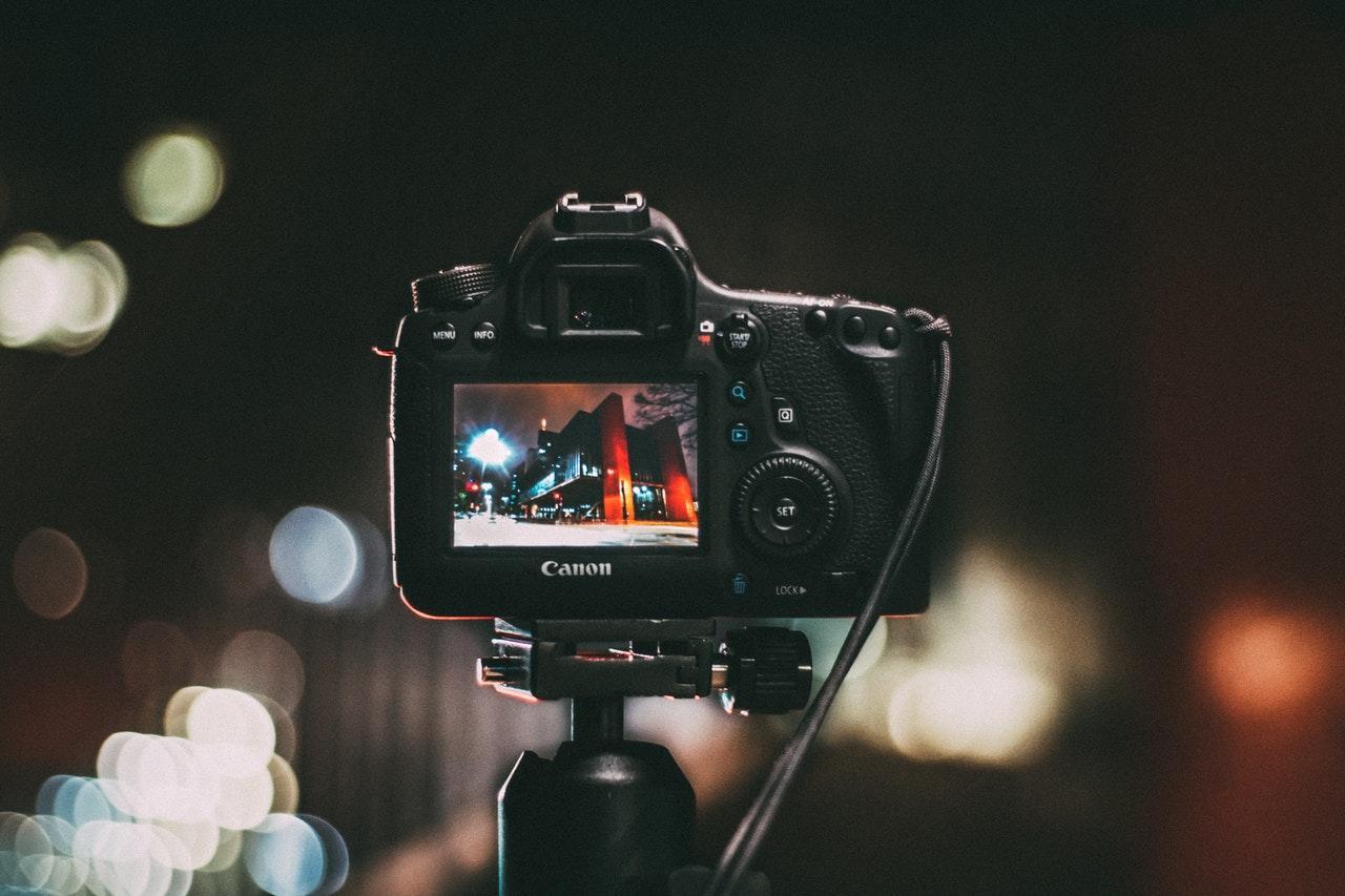 Een camera in de nacht