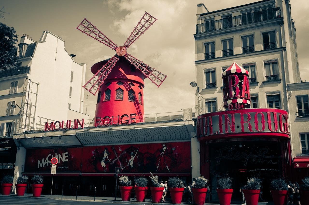 Moulin Rouge gebouw vanuit de straat