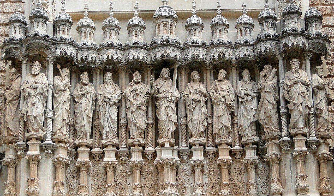 Kerk met beelden van Jezus en de twaalf apostelen