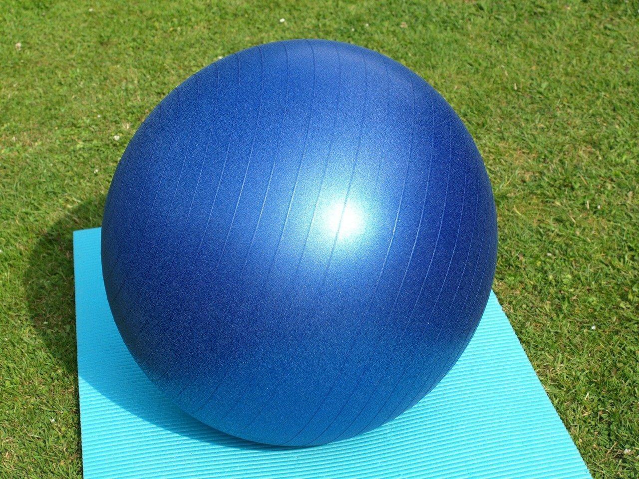 Een yoga bal is geschikt voor verschillende oefeningen