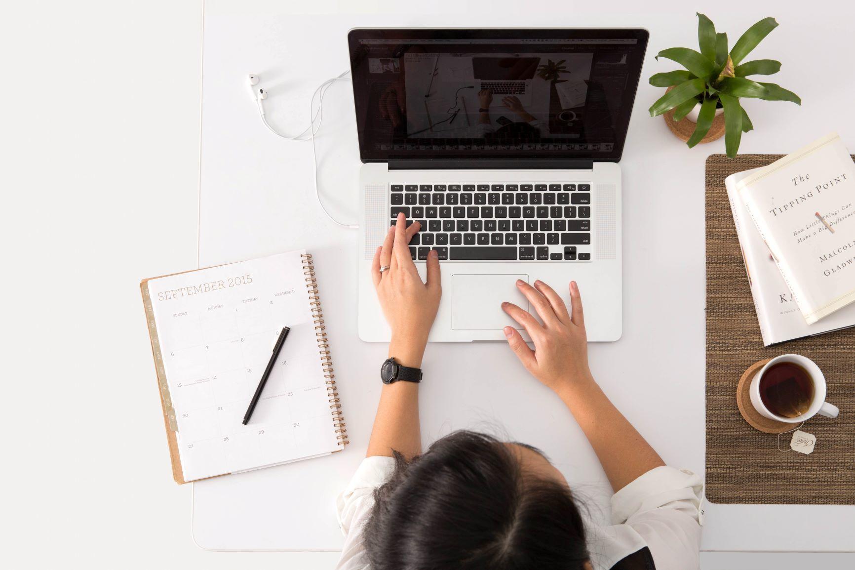Vrouw gebruikt online bronnen om Algebra te oefenen