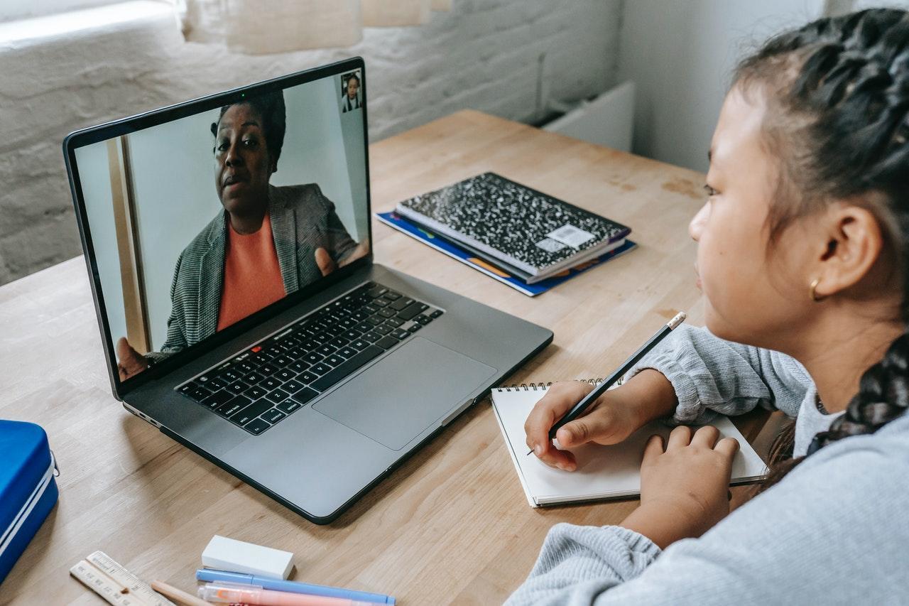 Kind krijgt online bijles