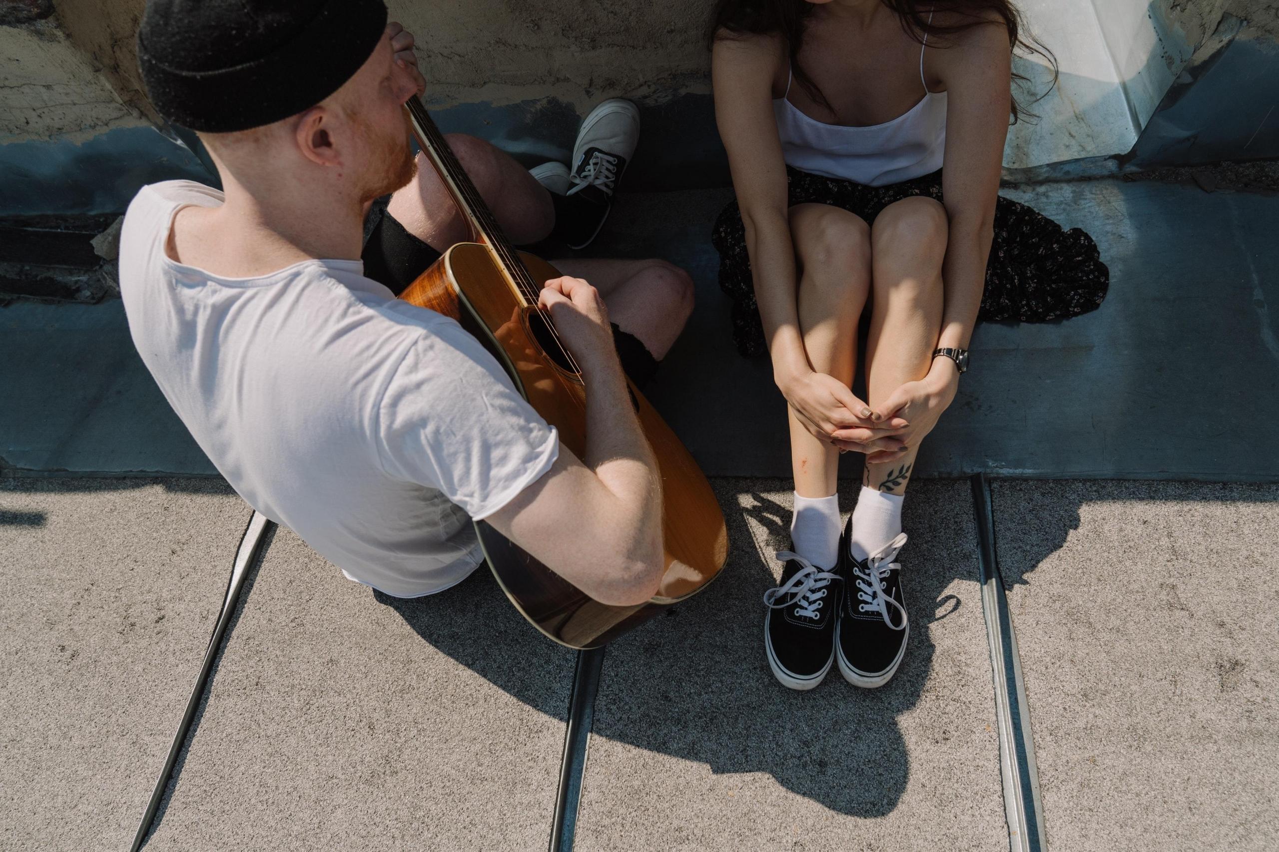 Samen gitaar spelen