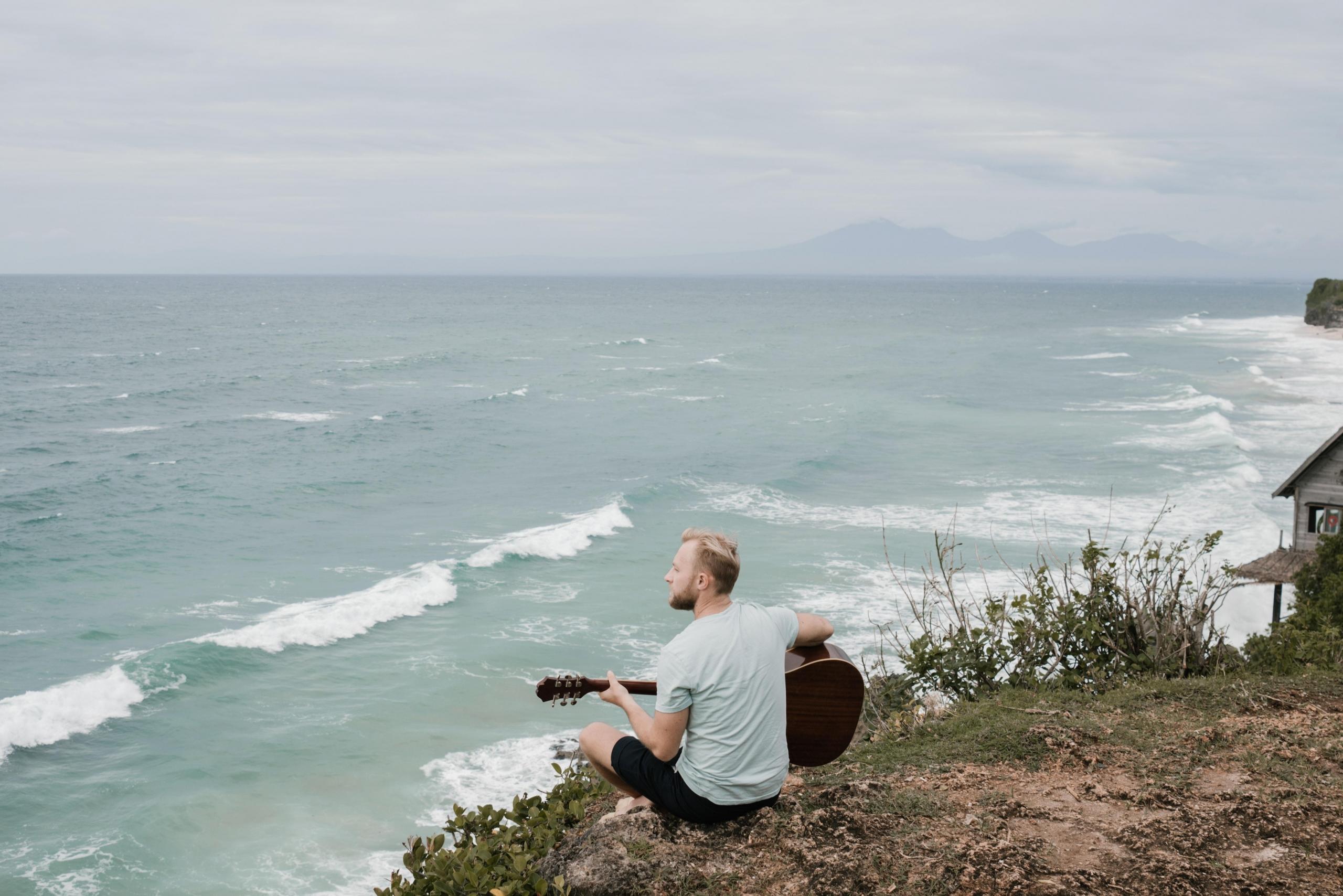 Gitaar spelen aan de kust