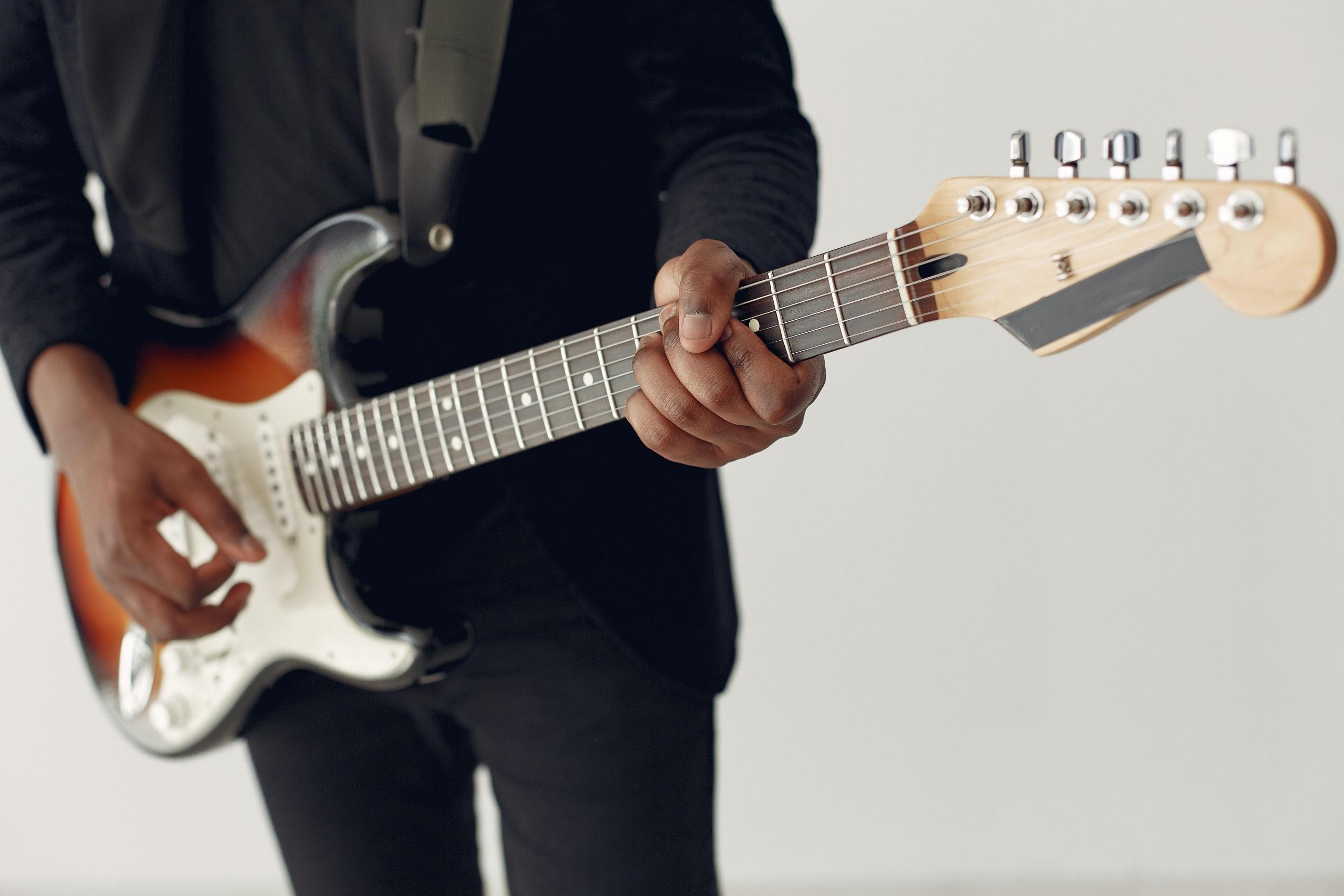 Man speelt gitaar