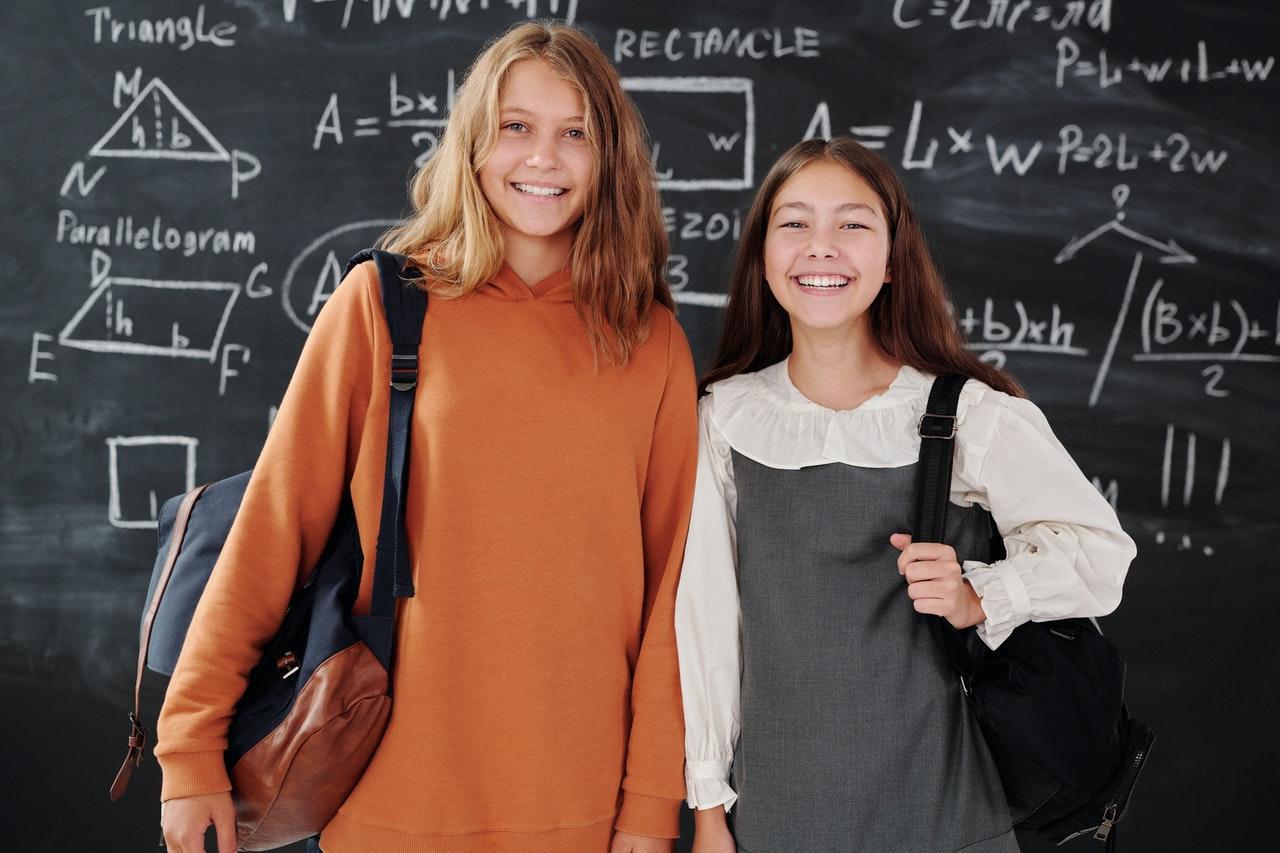 Twee leerlingen voor de klas