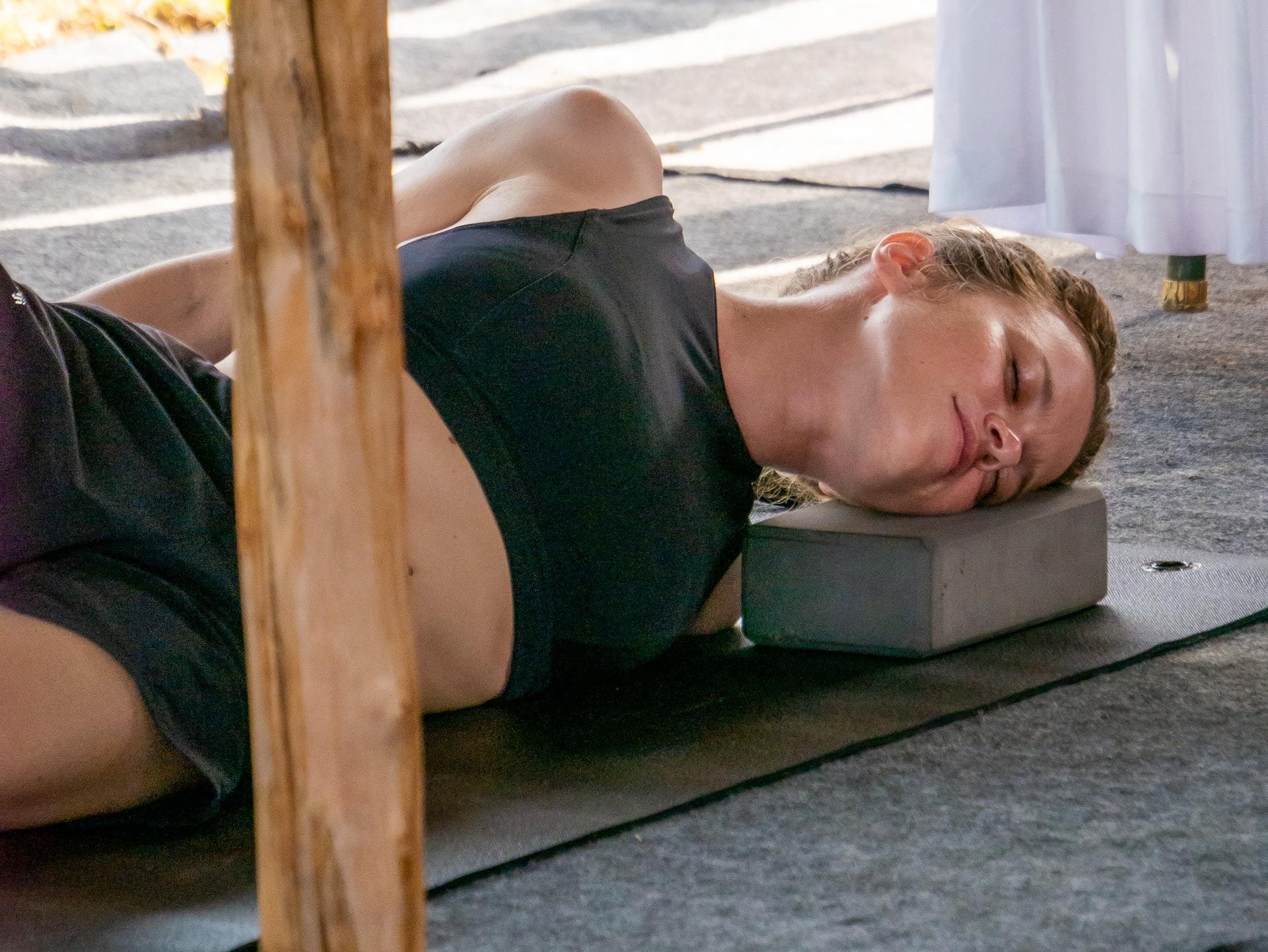 Wat zijn de essentiële yoga benodigdheden?