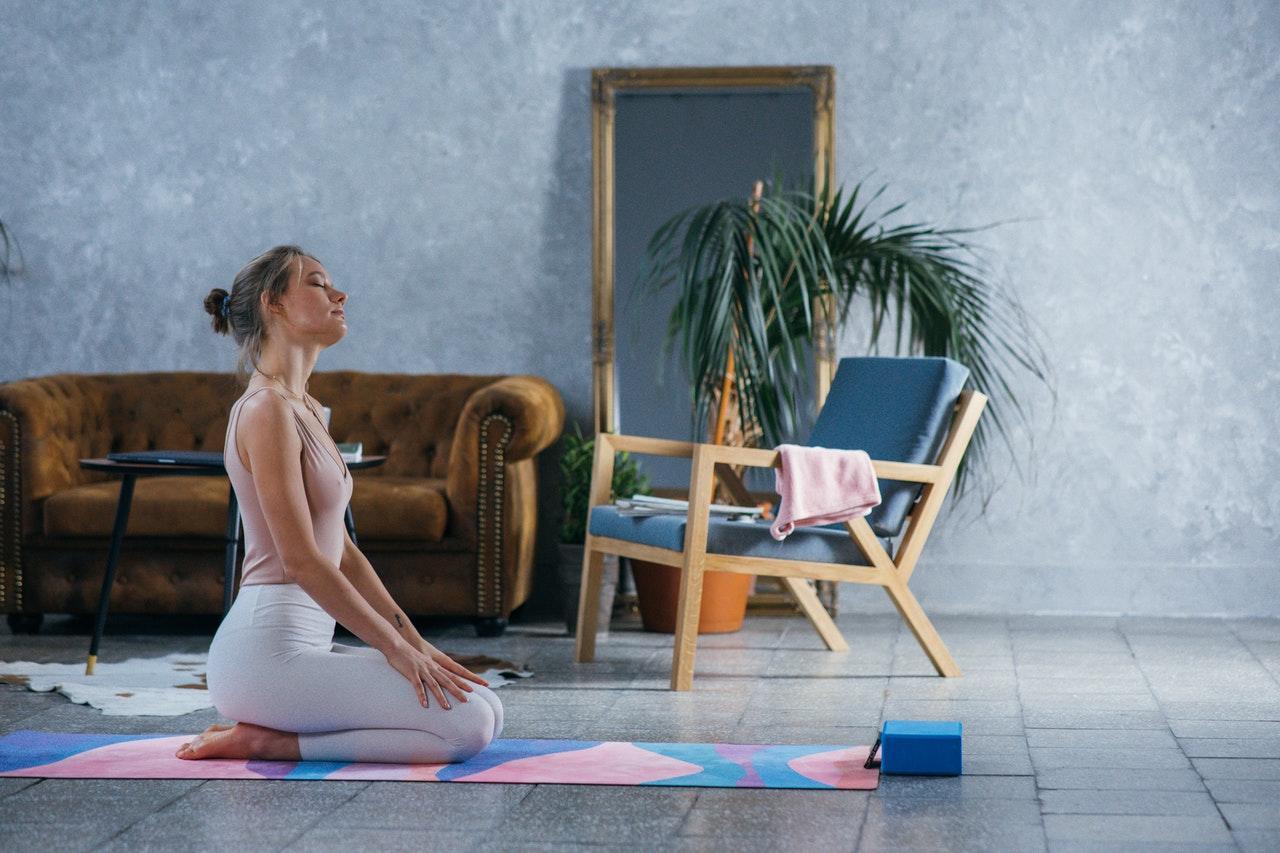 Meisje doet yoga