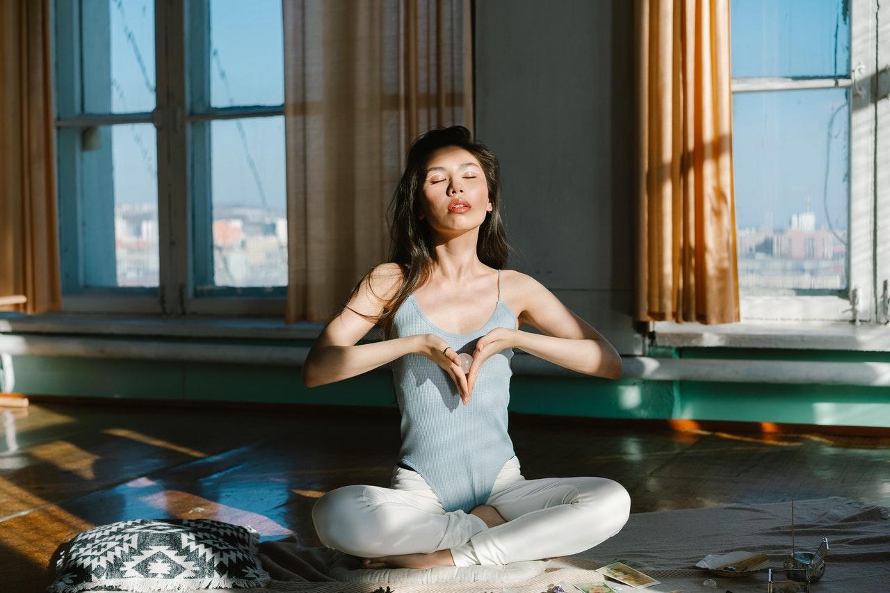 Vrouw opent chakra's