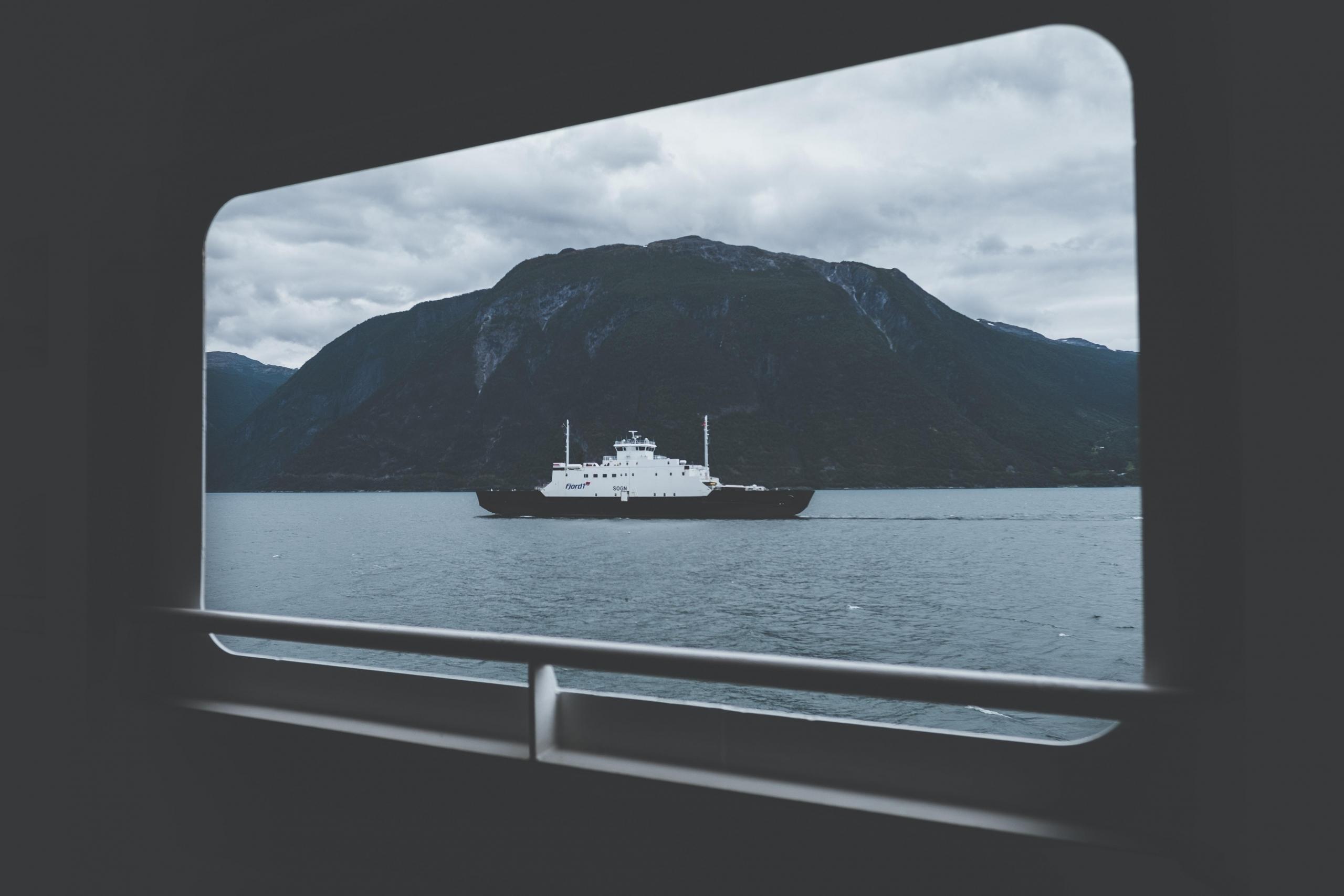 Overzetboot met berg in achtergrond