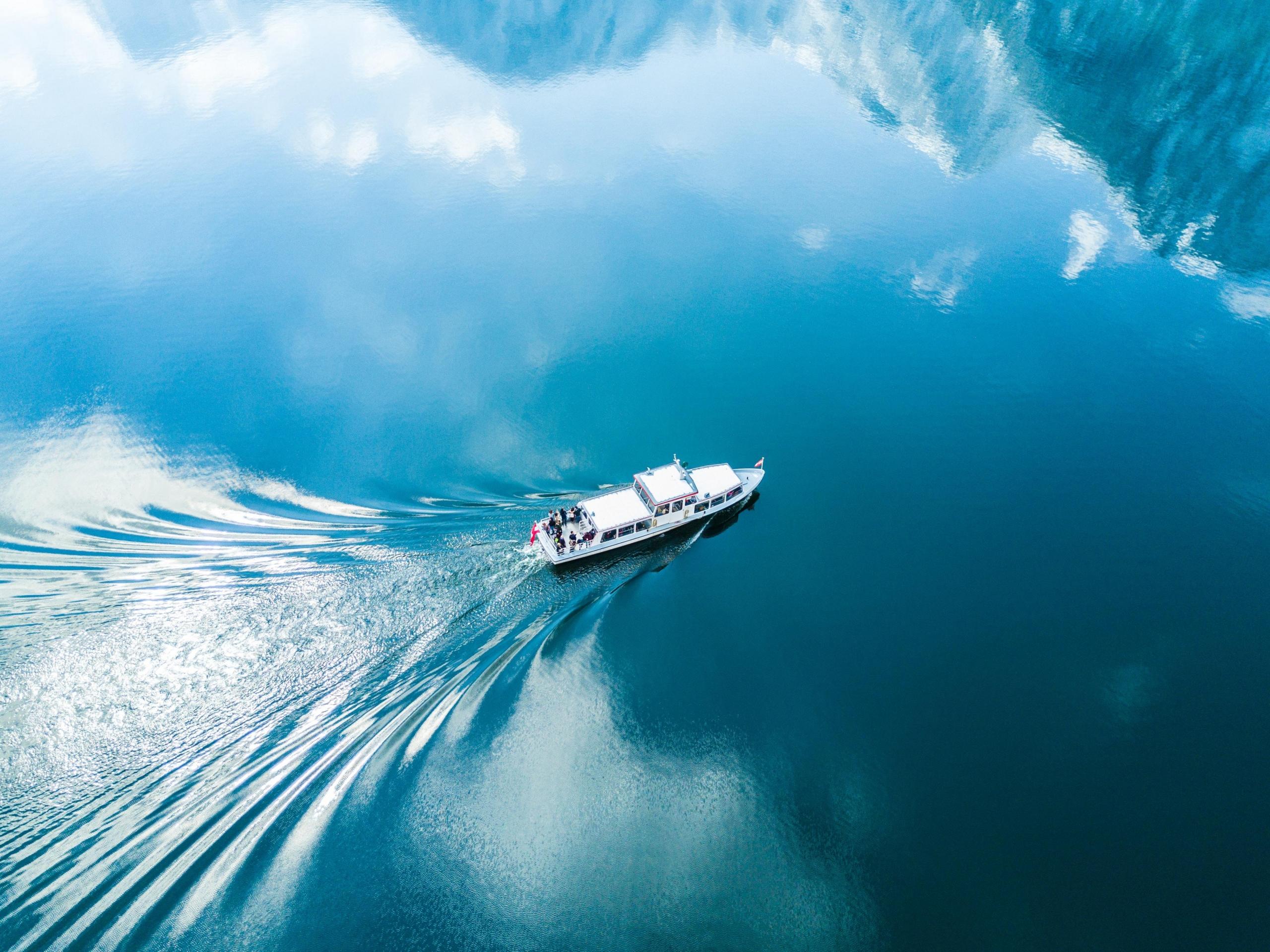 Varende boot op water