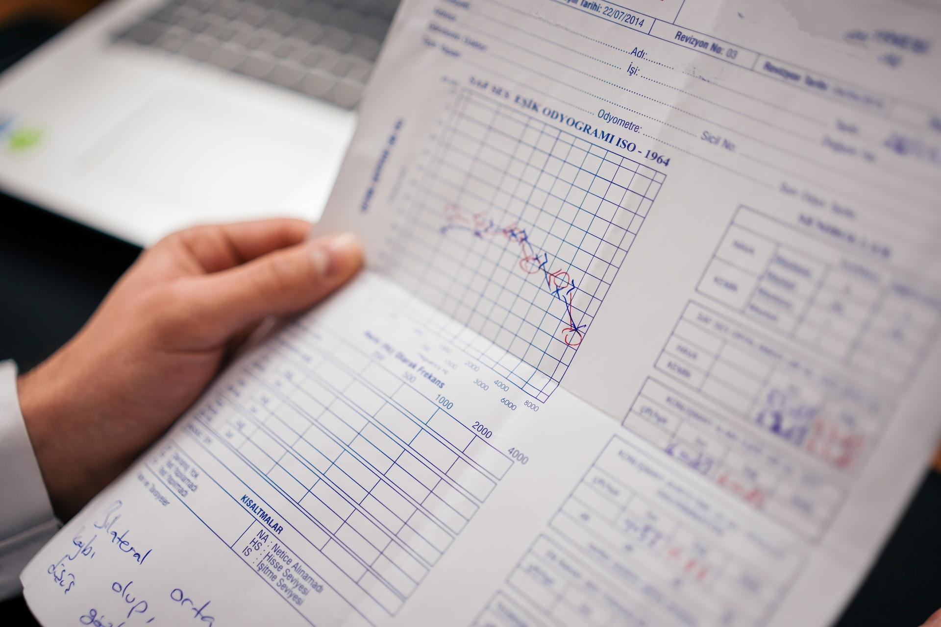 papieren met bedrijfsstatistieken worden bijgehouden