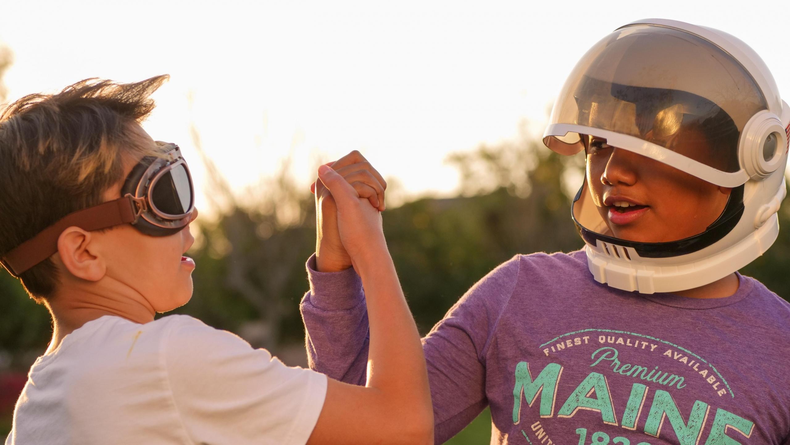 Kinderen geven elkaar een hand