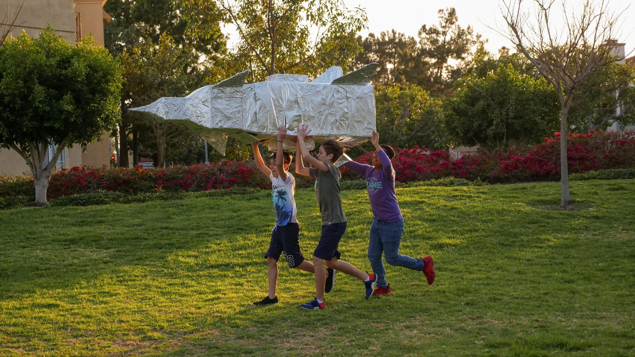 Kinderen spelen met raket