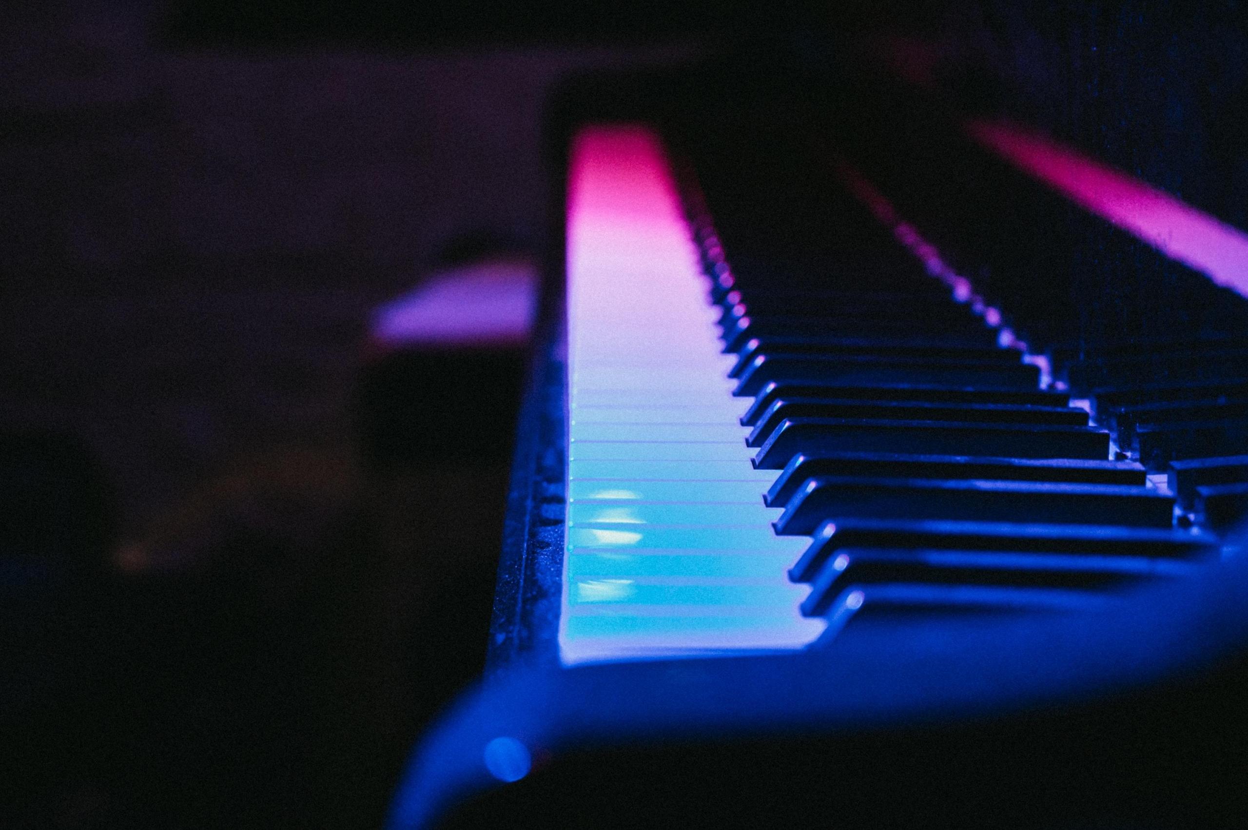 De piano is kleurrijk