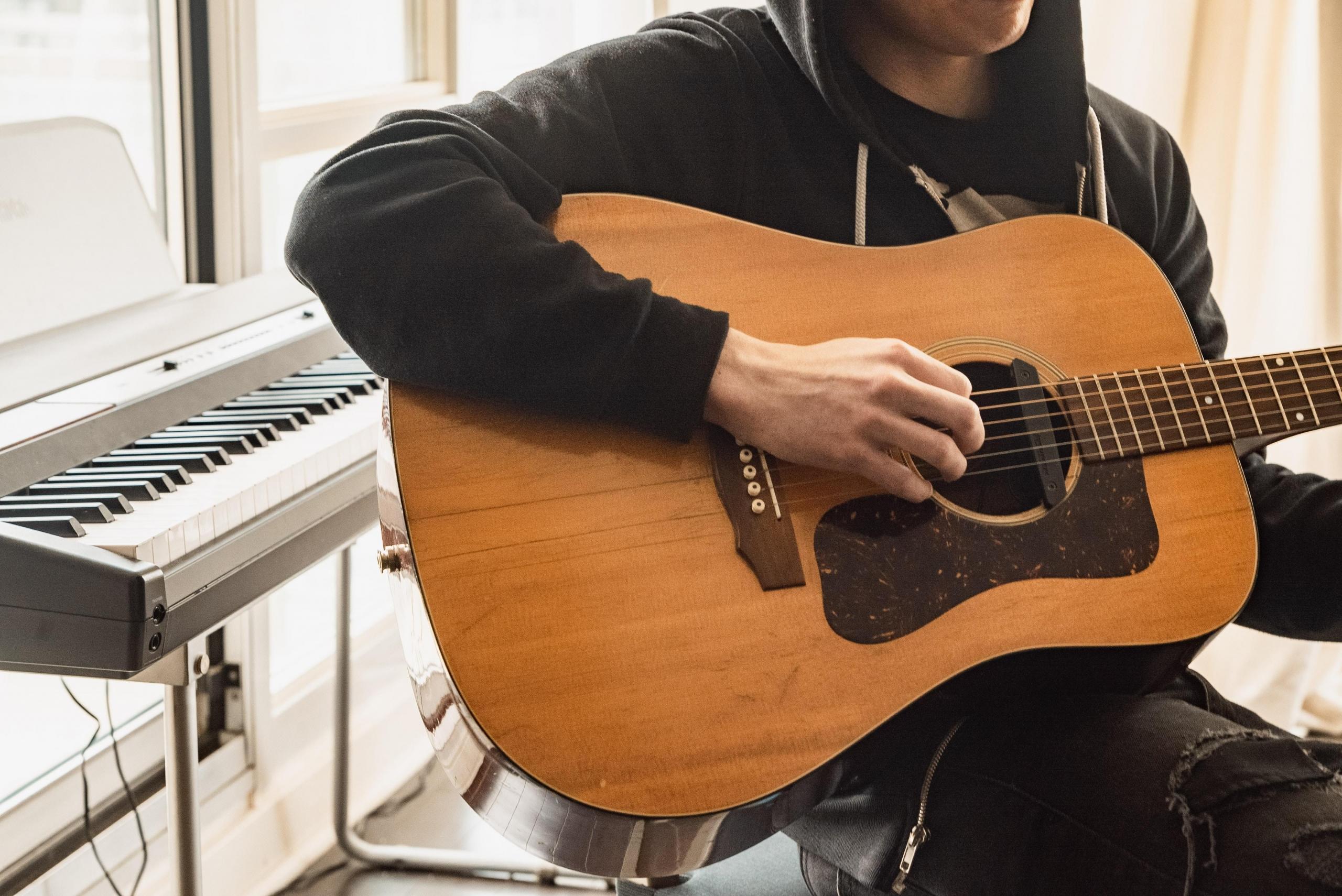 Gitaar spelen bij piano