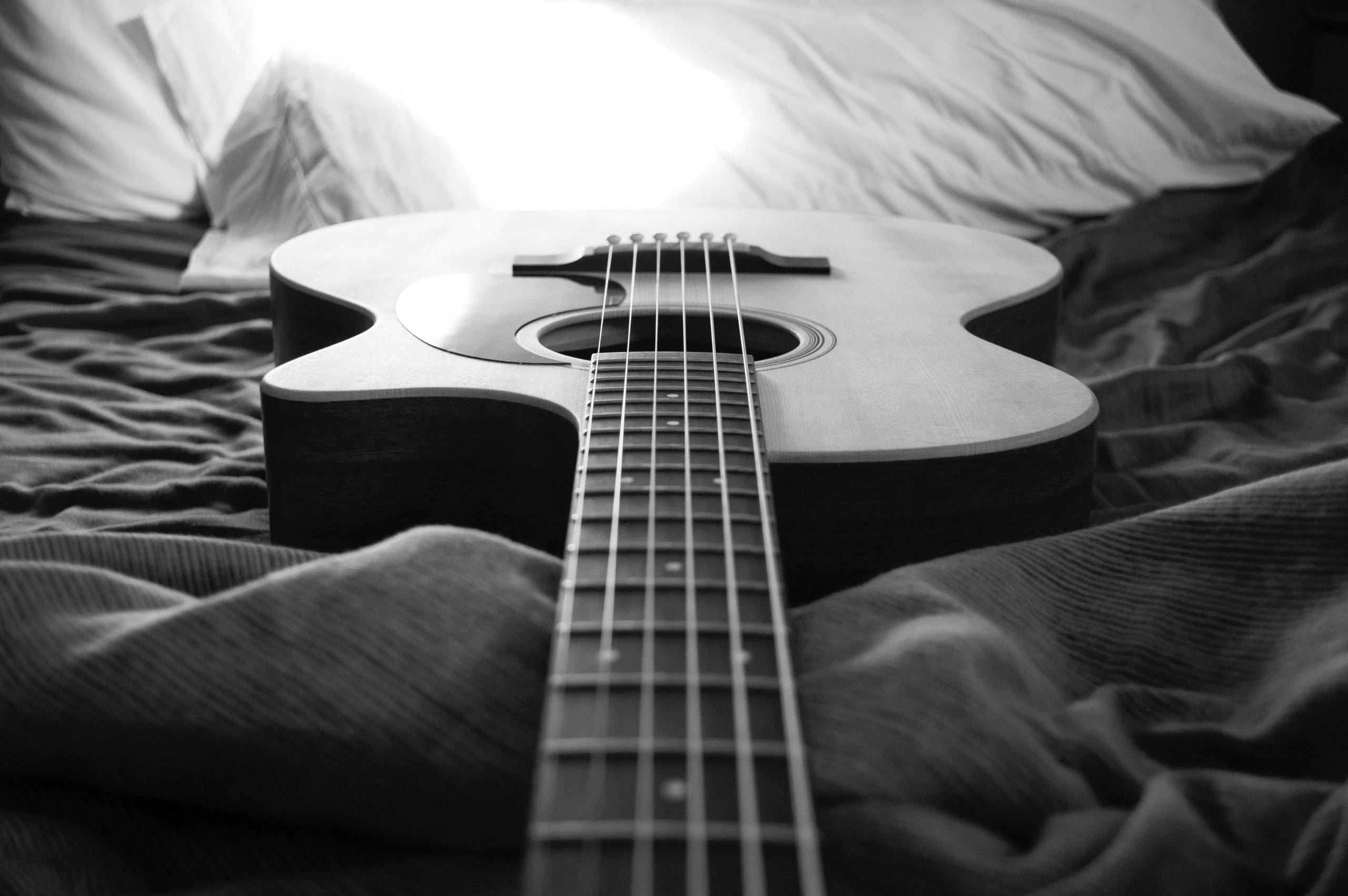 Gitaar op bed