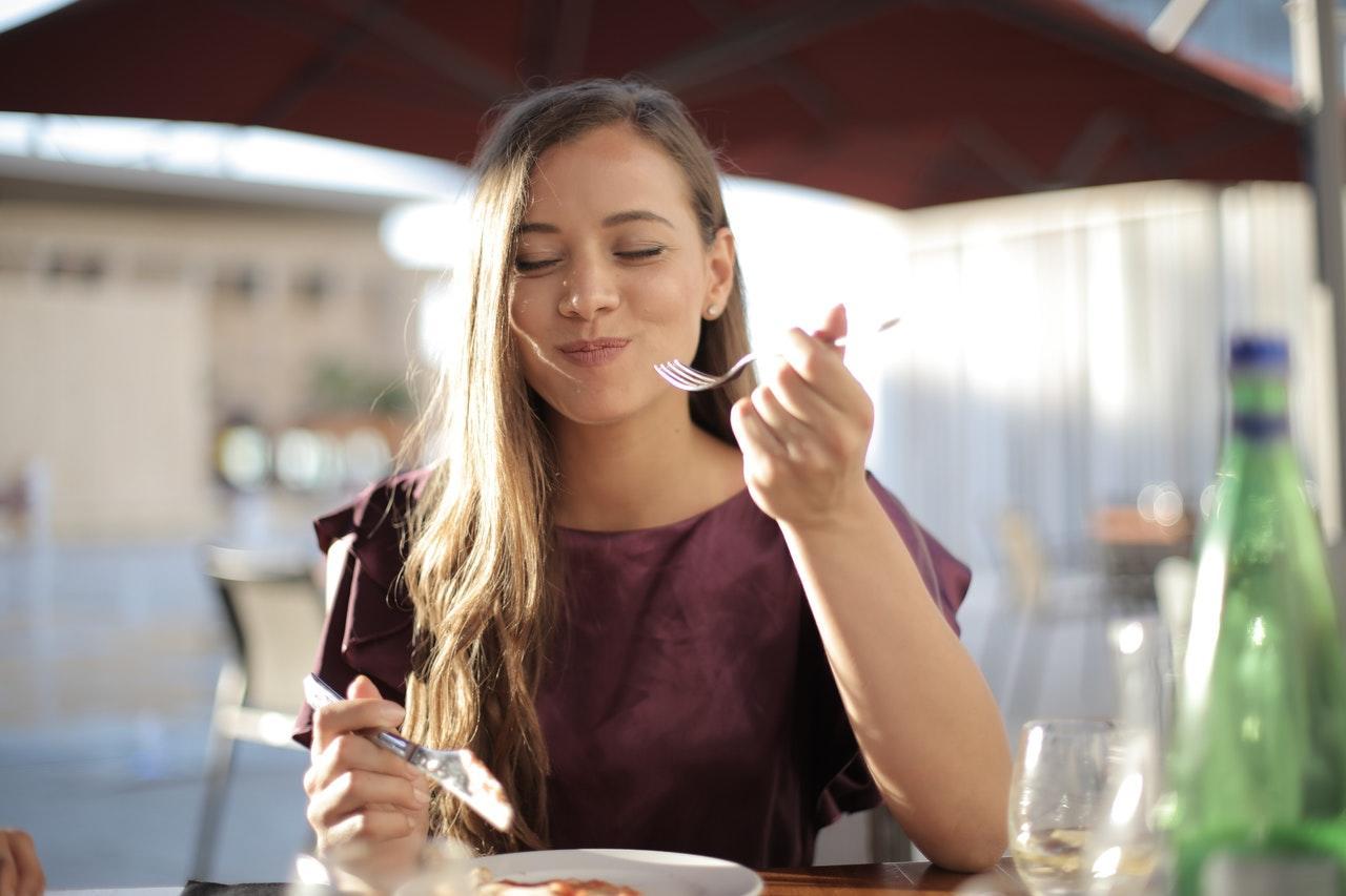 Meisje eet Italiaans