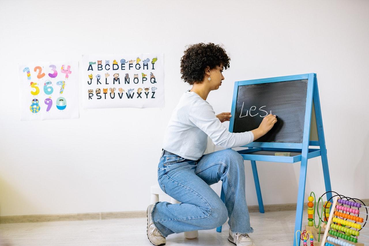 Vrouw schrijft op bord