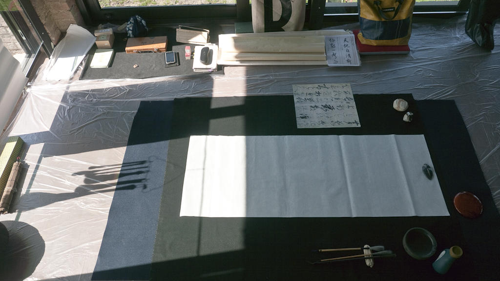 Tapijt, papier, penselen en inktsteen